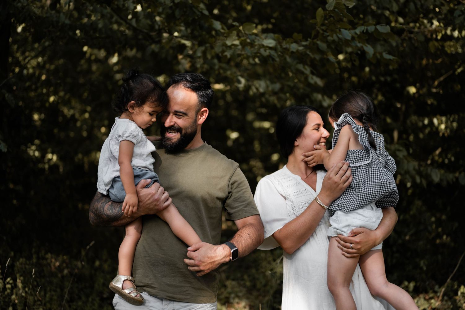 photographe famille Cholet séance photo de famille lifestyle, naturelle, avec deux enfants, portrait de famille souriant