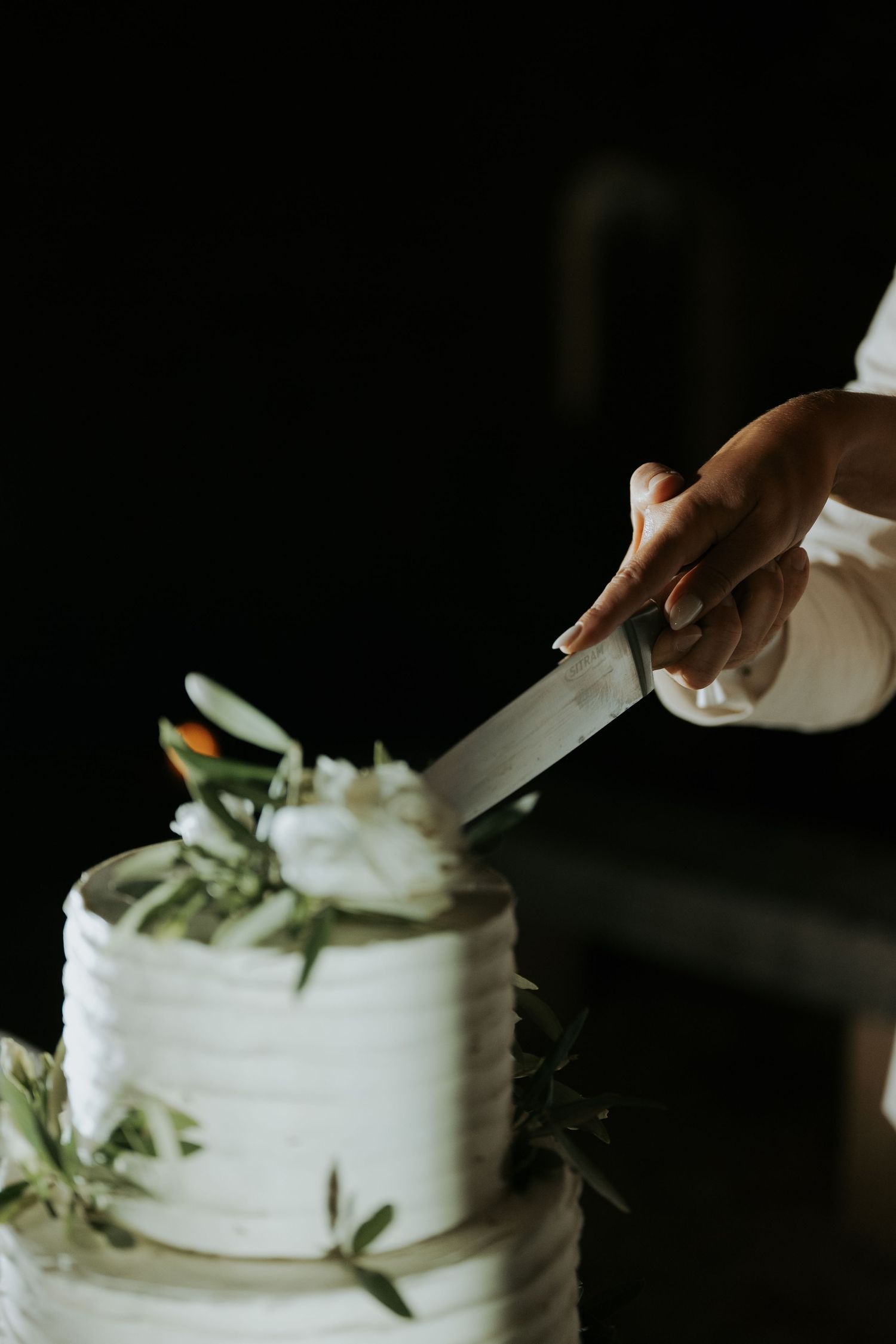 photographe mariage Angers Prieuré St Ellier Angers détails sur la coupe de la pièce montée