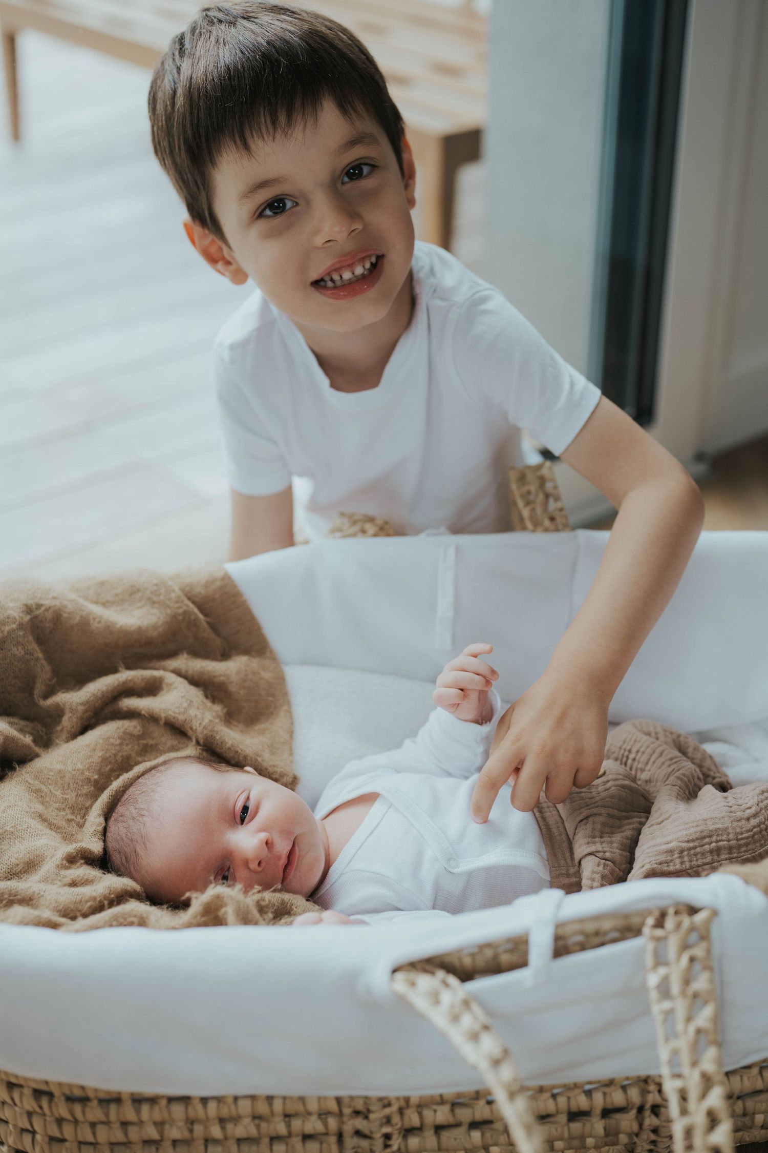photographe bébé Pays de la loire nouveau né à domicile. Naturelle, lumière douce elle représente une fratrie de garcons (des frères)