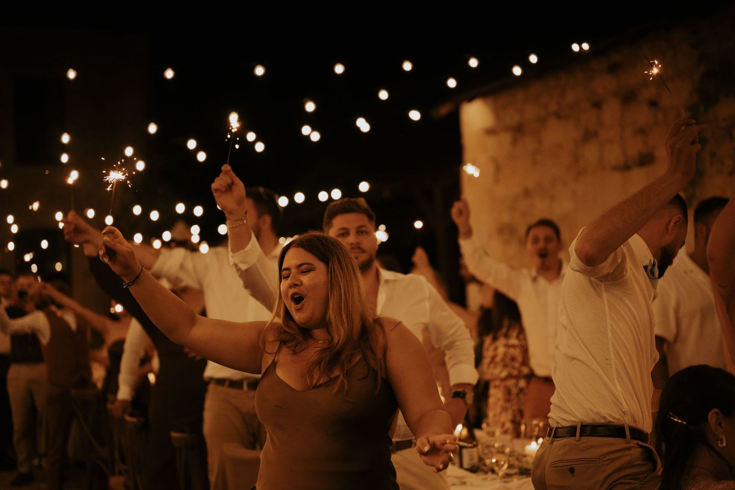 photographe mariage Angers Prieuré St Ellier Angers soirée de mariage en extérieur avec guirlandes lumineuses