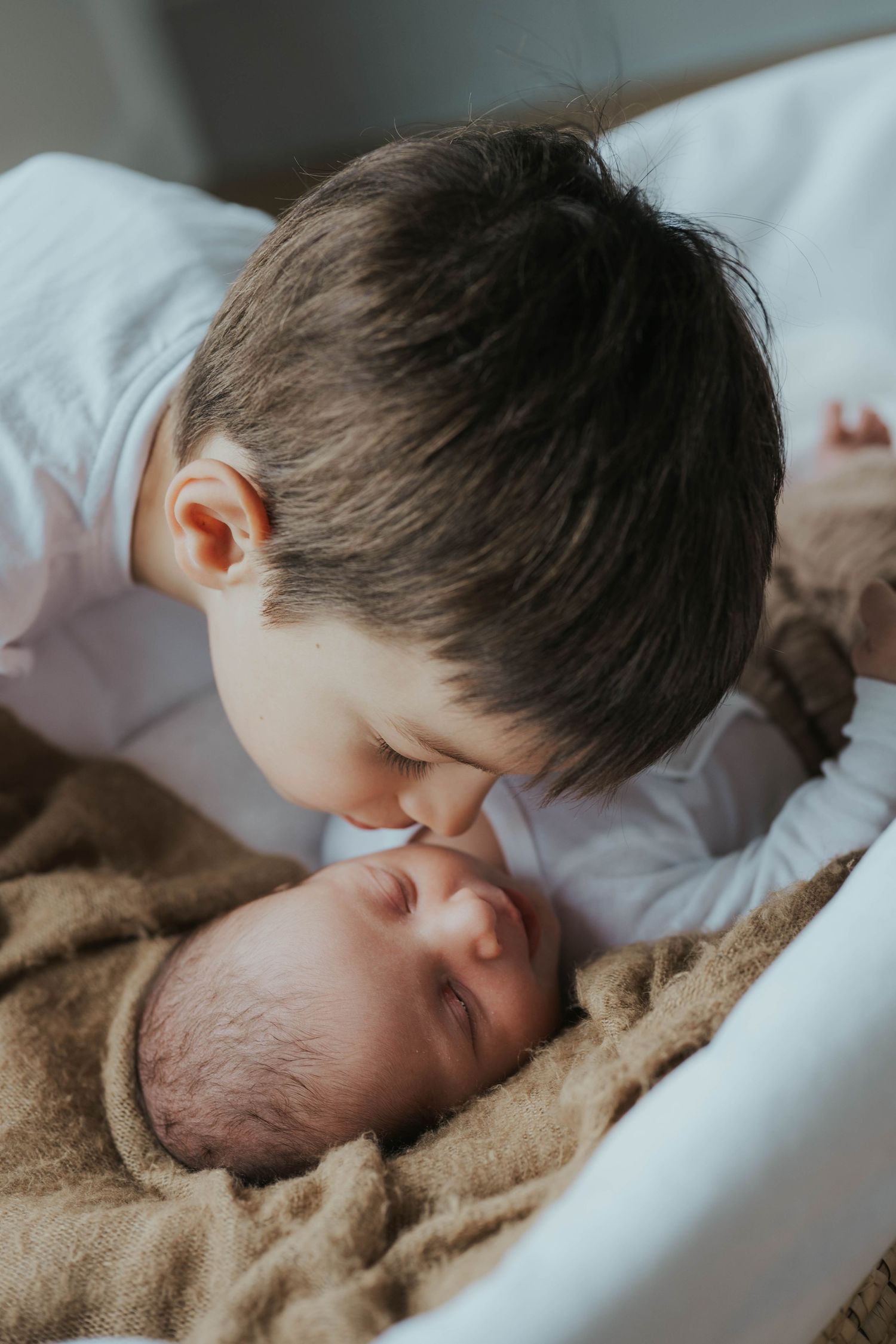 photographe bébé Pays de la Loire nouveau né à domicile. Naturelle, lumière douce elle représente une fratrie de garcons (des frères)