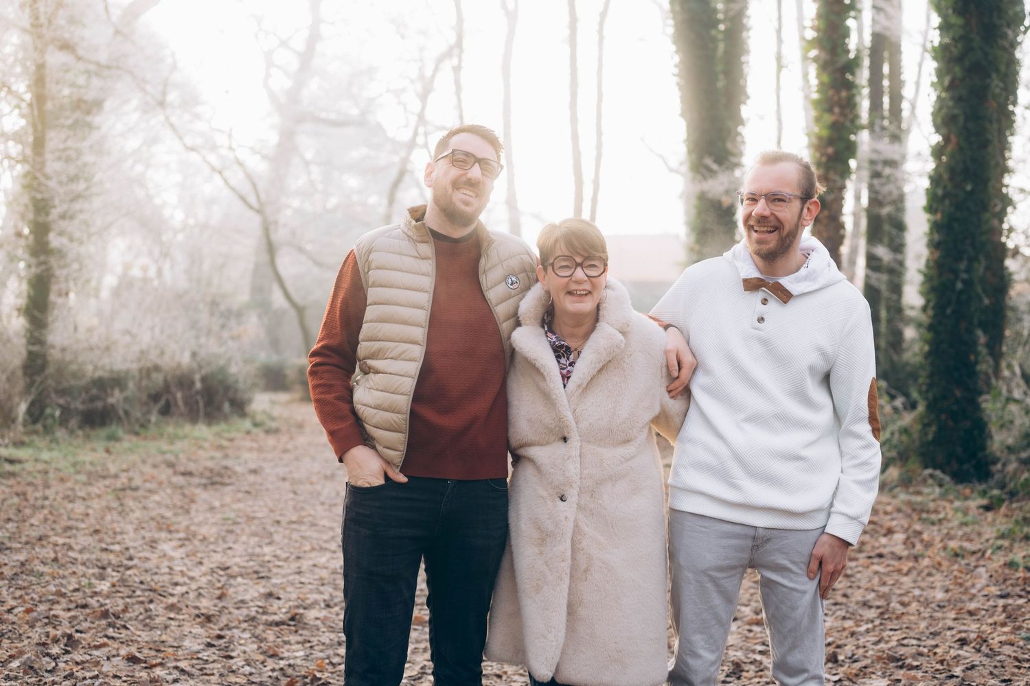 photographe couple Cholet balade en extérieur lumière
douce famille dans les bois en hiver, photo naturelle de personnes souriantes