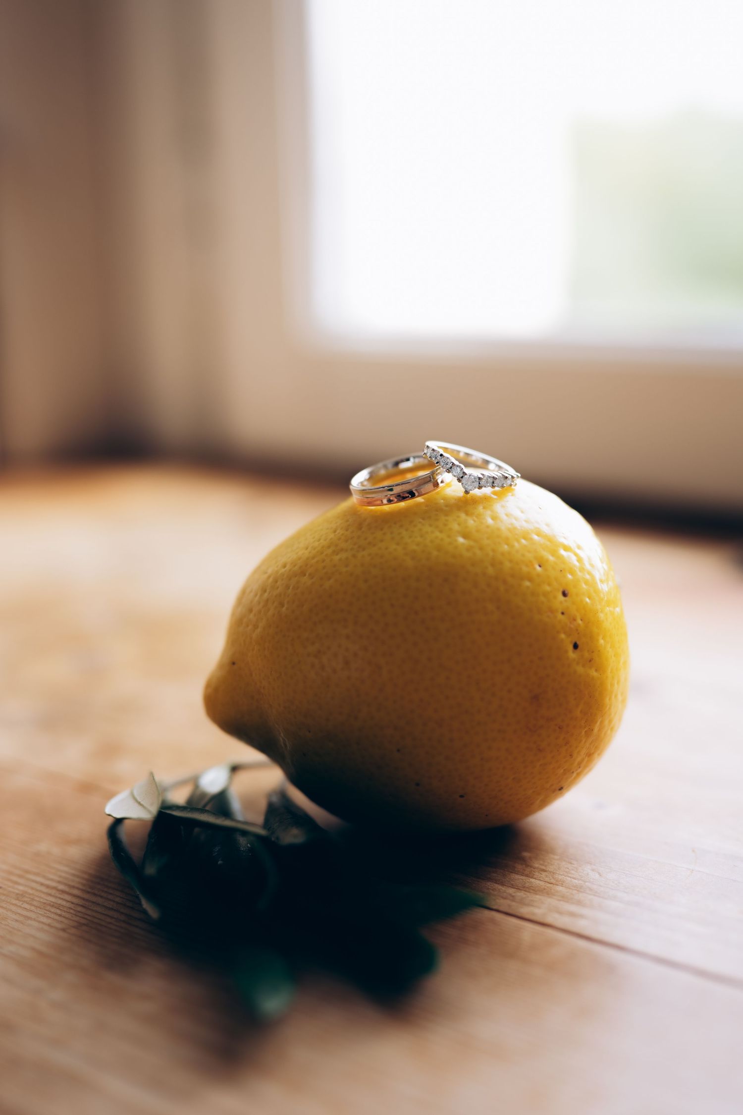 photographe mariage Angers alliances des mariés sur un citron