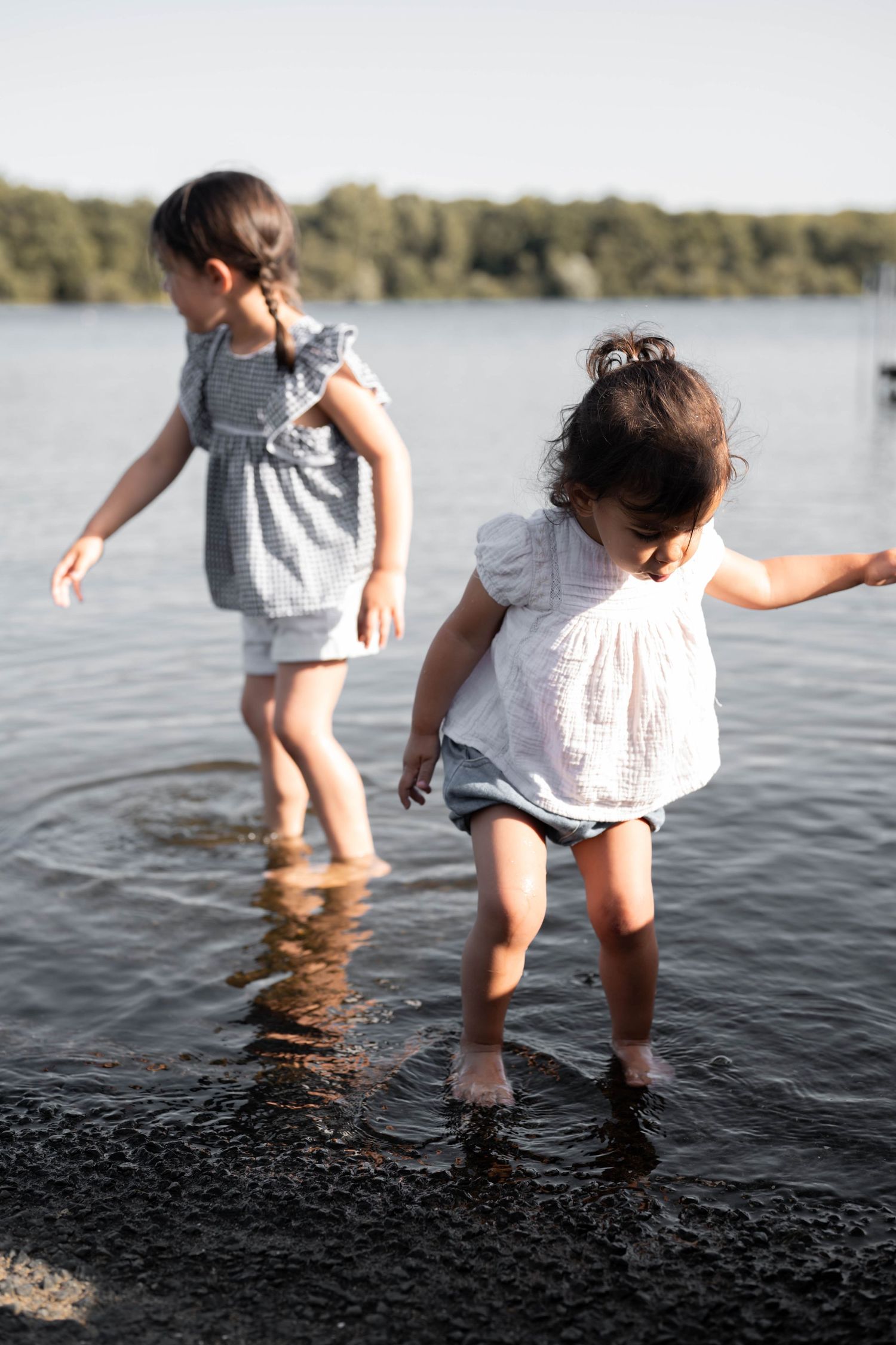 photographe famille Cholet séance photo de famille lifestyle, naturelle, avec deux enfants, photos d'enfants qui jouent dans l'eau
