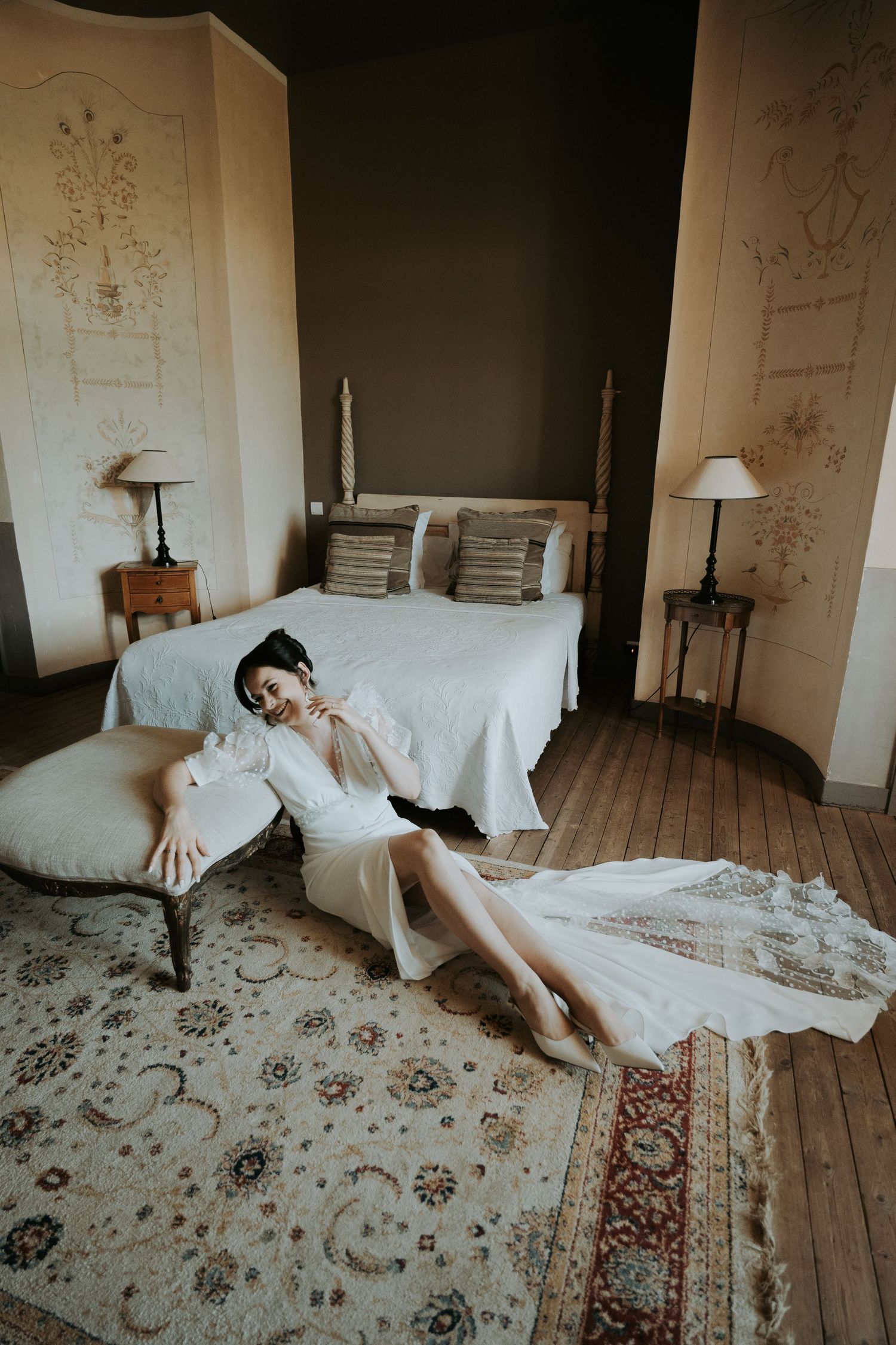 photographe mariage Angers
Château de l'Epinay Angers portrait de la mariée seule dans la chambre du chateau de l'épinay
