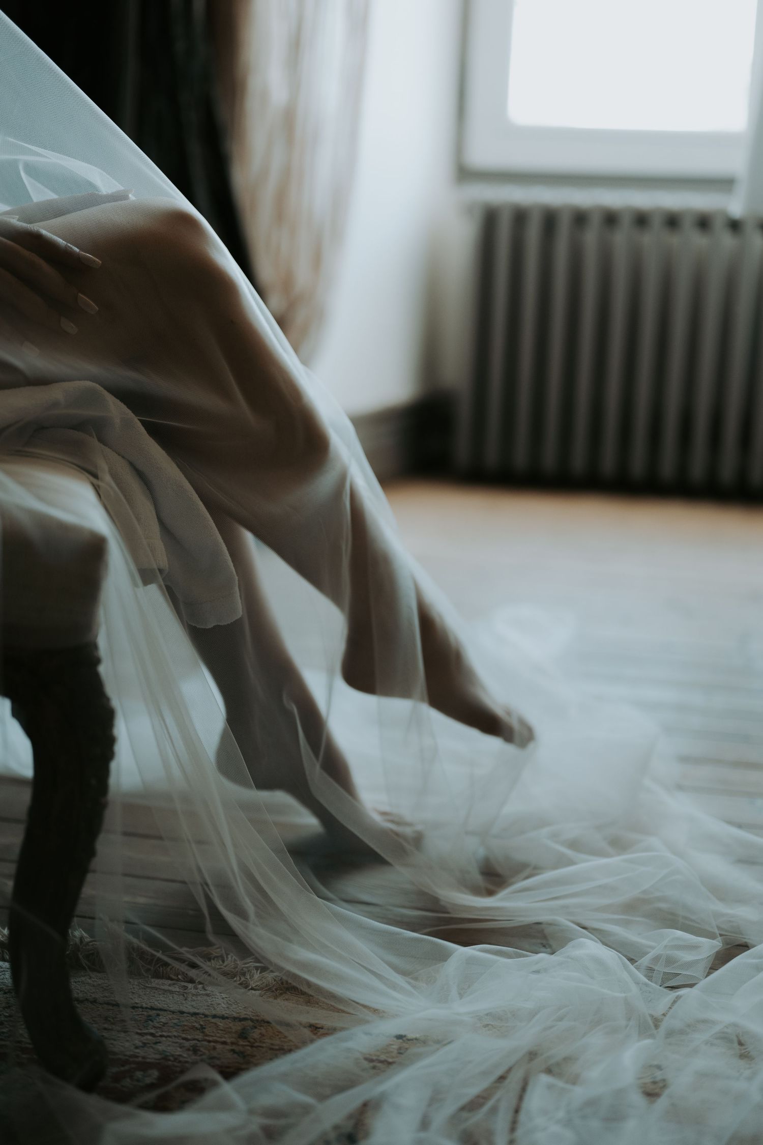 photographe mariage Angers
Château de l'Epinay Angers voile sur les jambes de la mariée, image poétique et sensuelle