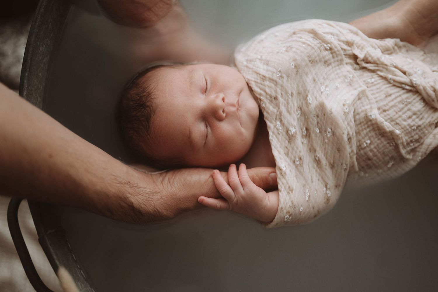séance naissance Maine-et-Loire bain enveloppé bébé à cholet cuve en zinc