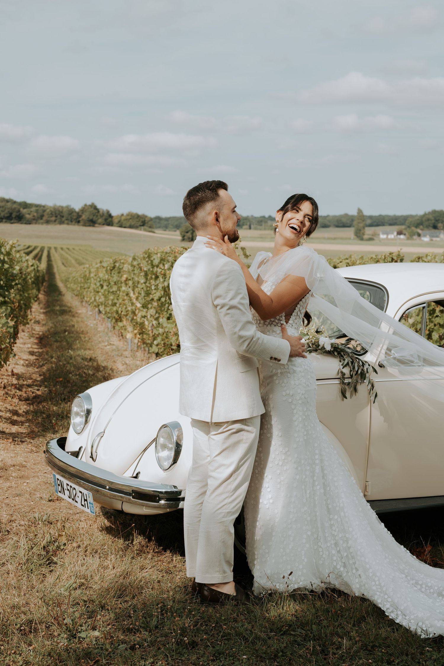 photographe mariage Angers Prieuré St Ellier Angers photo de couple de mariés, mariage dolce vita, voiture ancienne
