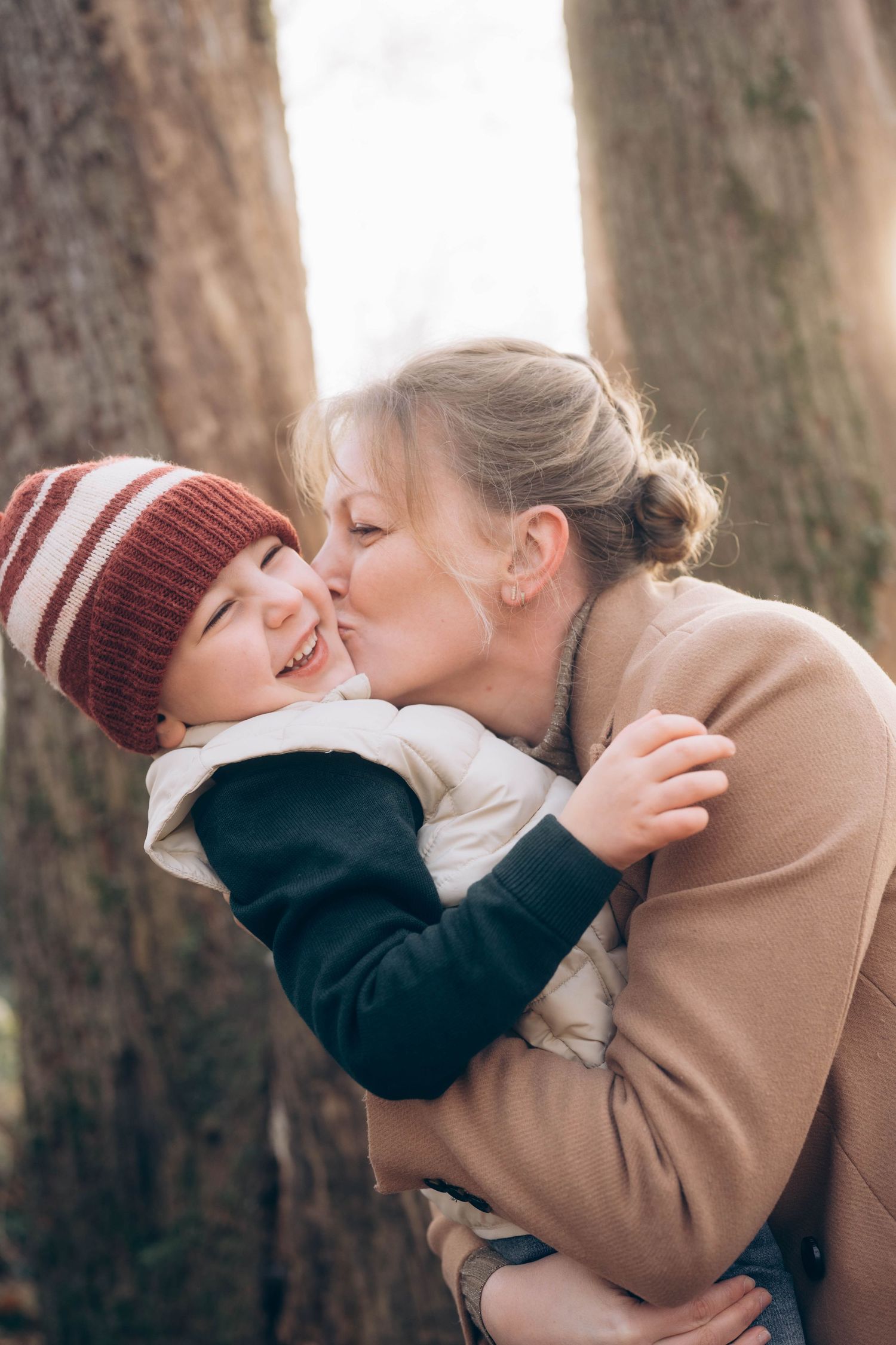 photographe couple Cholet balade en extérieur lumière douce famille dans les bois en hiver, photo naturelle maman et petit garçon