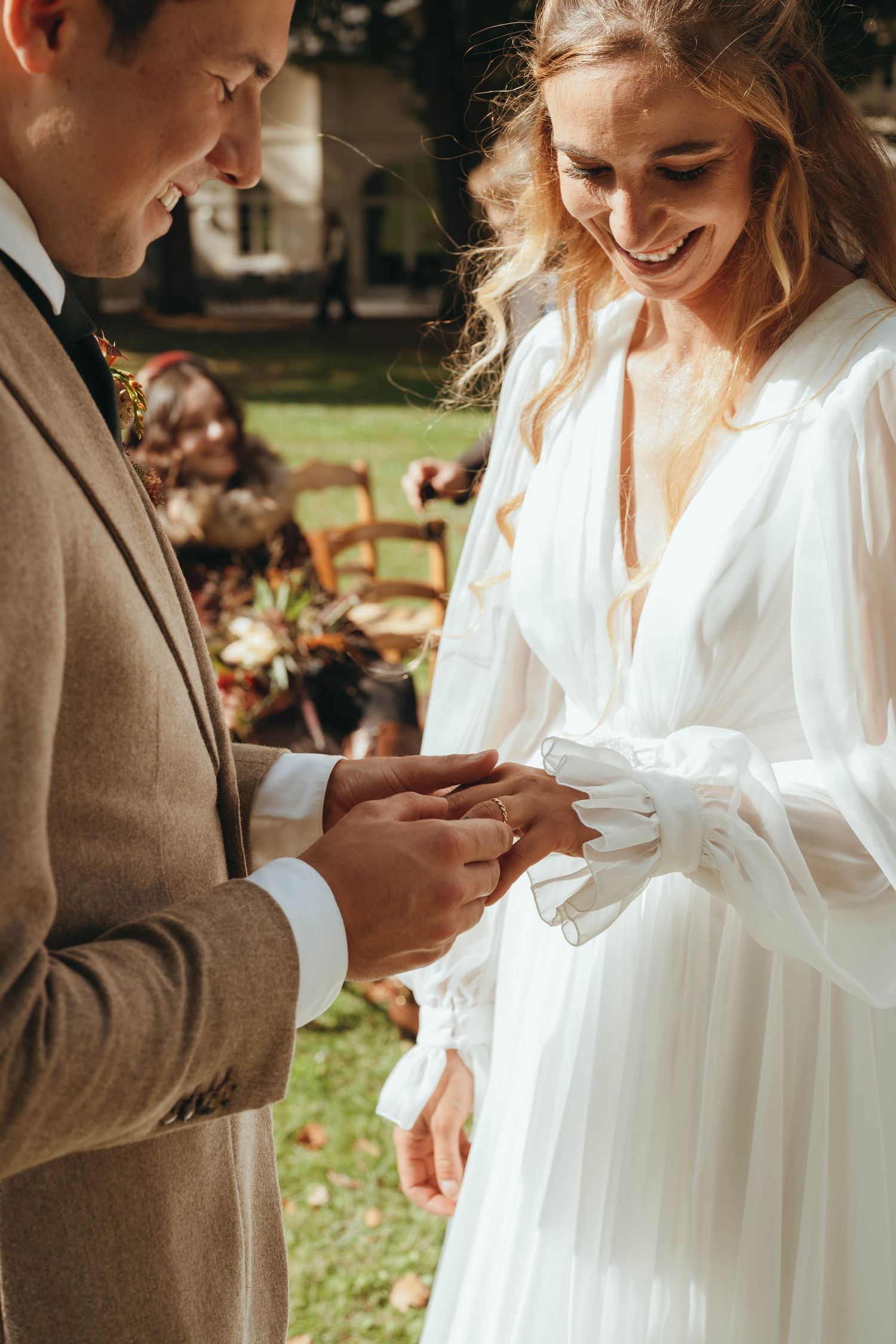 Haras de la Potardière  Photographie de mariage équestre, couple de mariés à cheval, le marié passe l'alliance à la mariée