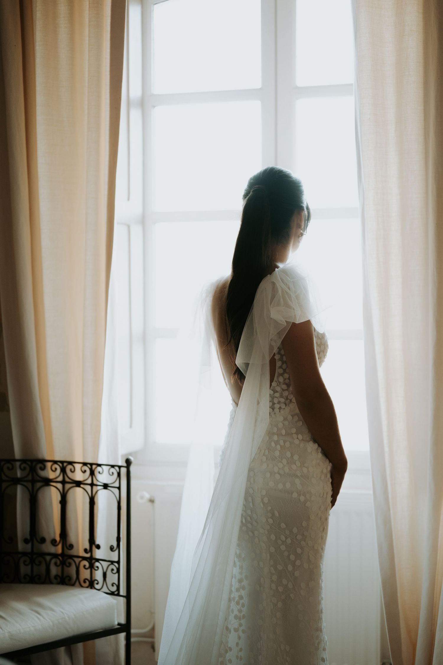 photographe mariage Angers Prieuré St Ellier Angers portrait de la mariée de dos robe sirène