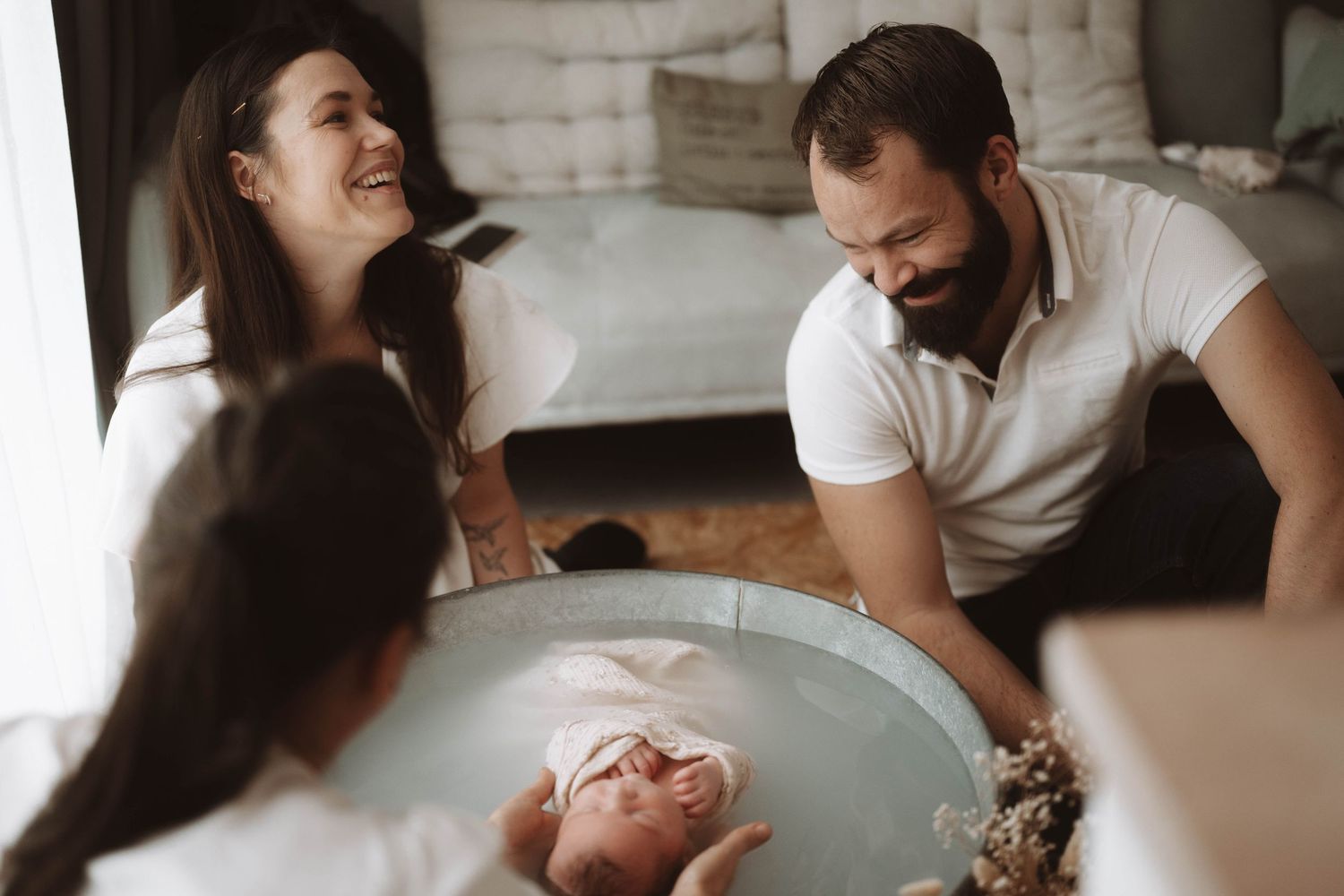 photographe nouveau-né Cholet bain enveloppé bébé à cholet cuve en zinc