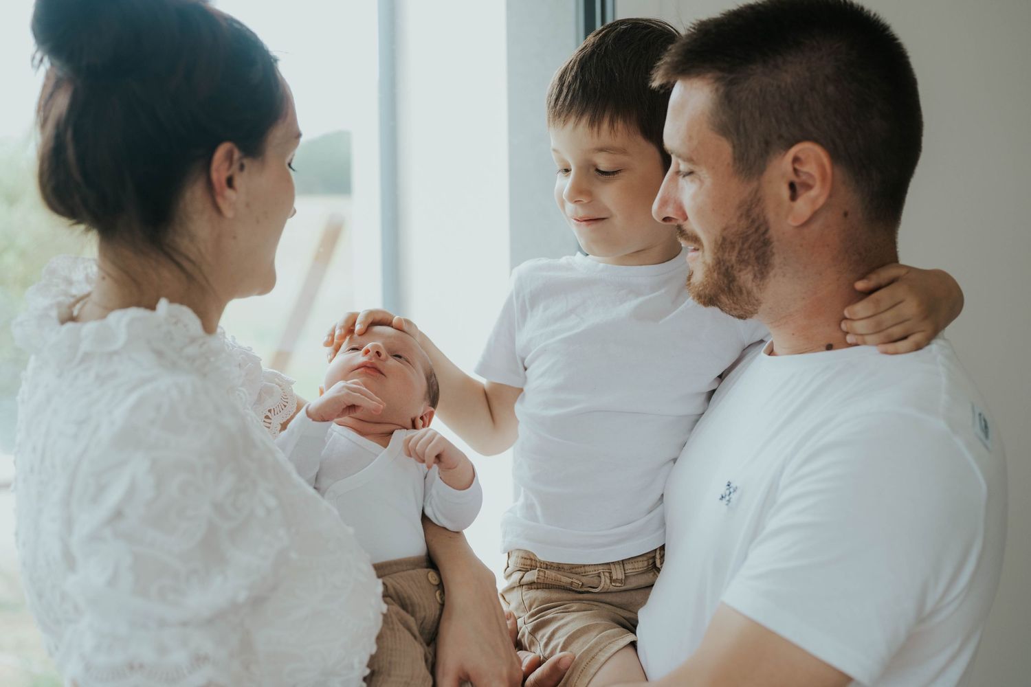 photographe famille Cholet séance photo nouveau né à domicile. Naturelle, lumière douce elle représente une fratrie de garcons (des frères)