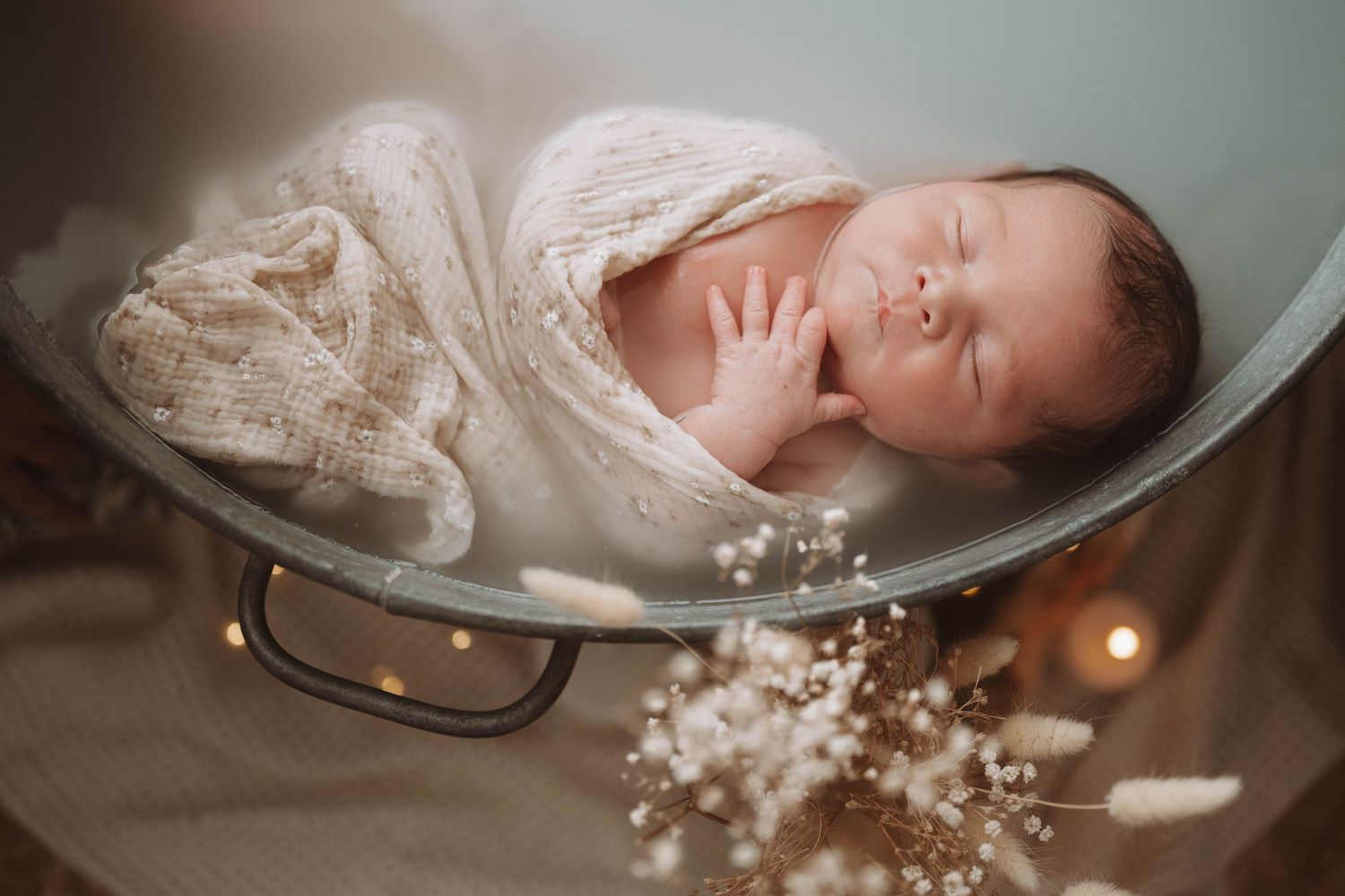 photographe nouveau-né Cholet bain enveloppé bébé à cholet cuve en zinc