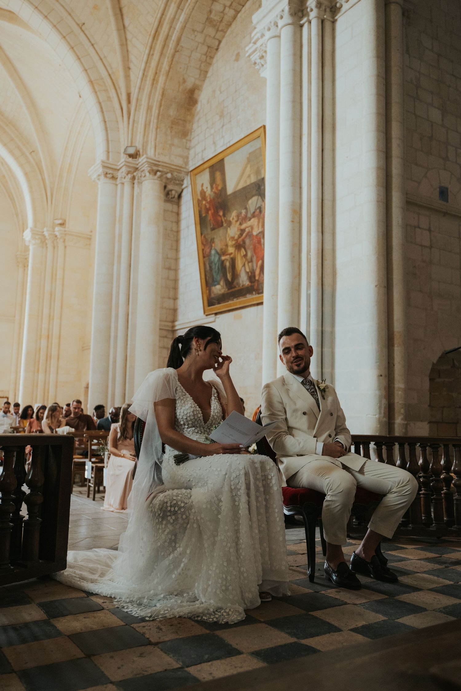 photographe mariage Angers photo d'un mariage dans une église on voit les émotions des mariés