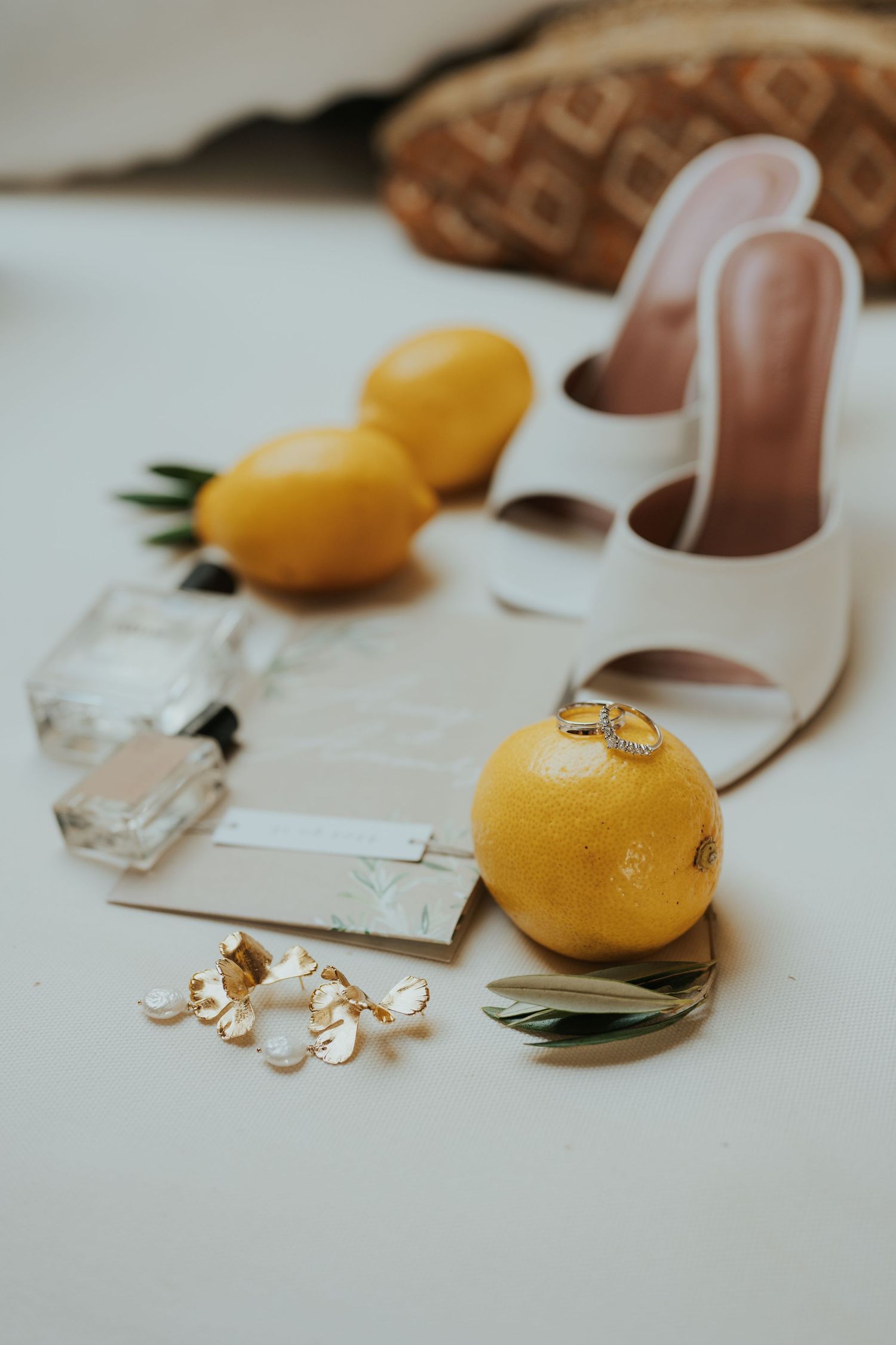 photographe mariage Angers Prieuré St Ellier Angers flatlay mariage dolce vita