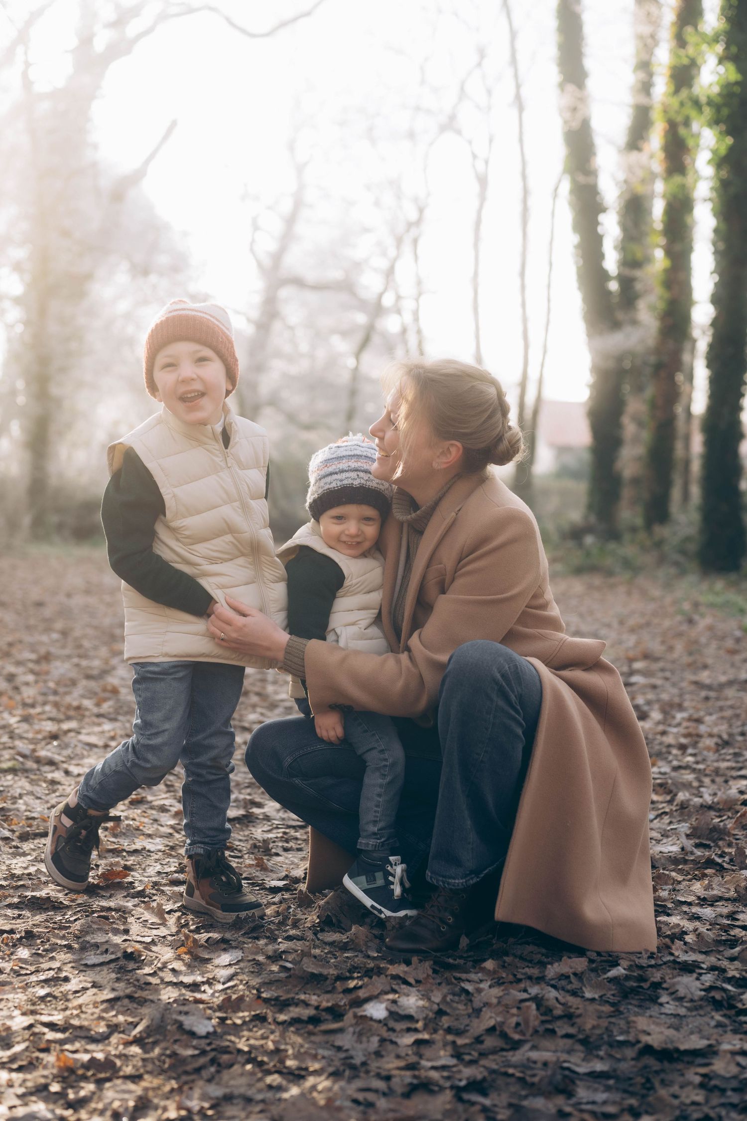 photographe couple Cholet balade en extérieur lumière douce famille dans les bois en hiver, photo naturelle de personnes souriantes
