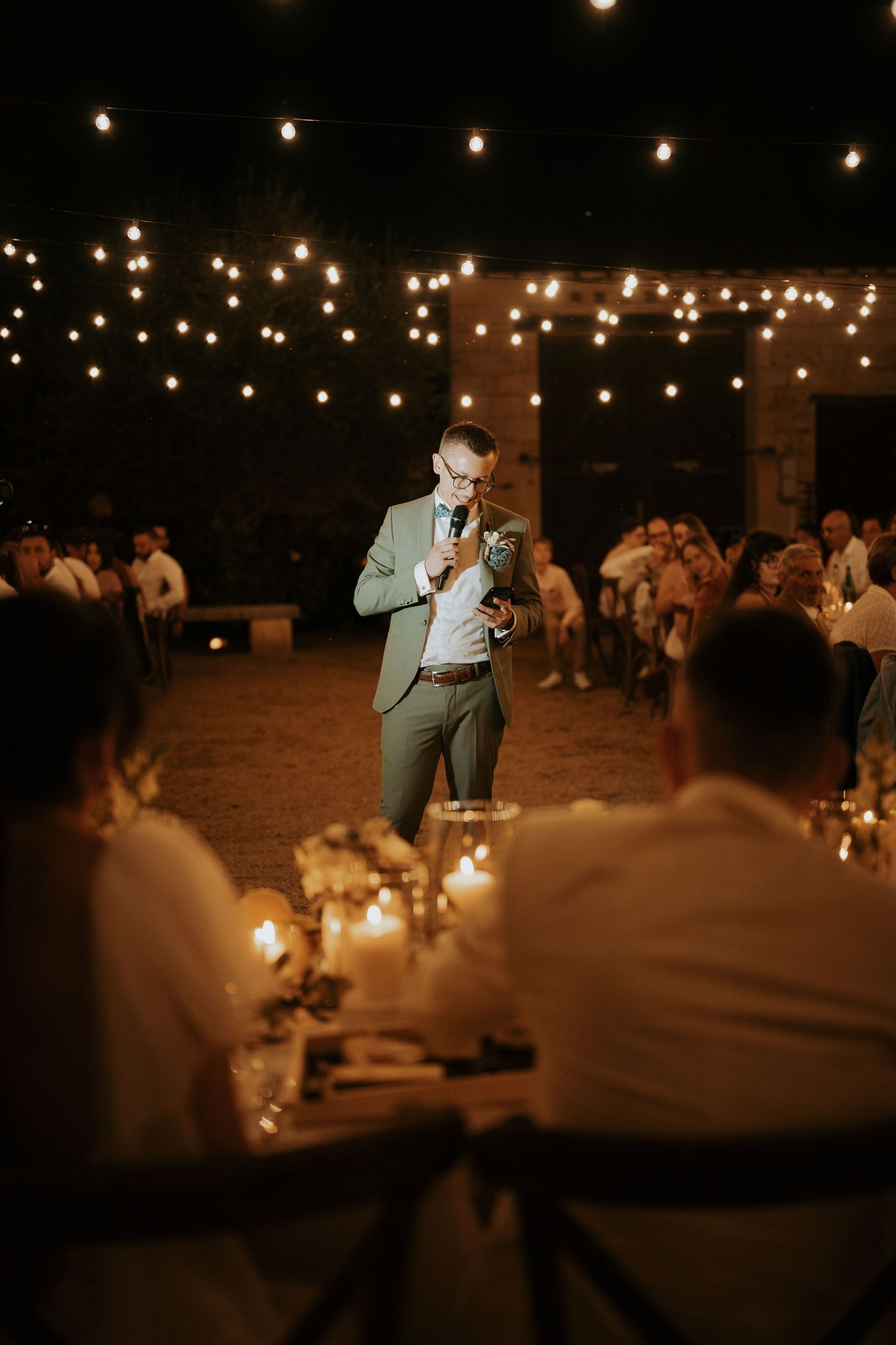 photographe mariage Angers Prieuré St Ellier Angers soirée de mariage en extérieur avec guirlandes lumineuses