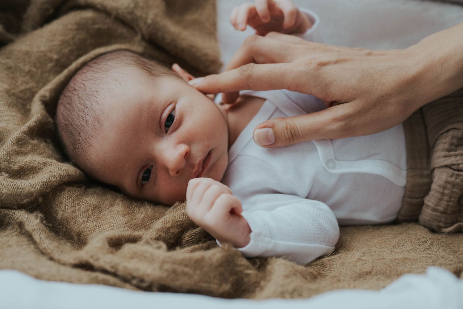 photographe bébé Pays de la Loire nouveau né à domicile. Naturelle, lumière douce elle représente une fratrie de garcons (des frères)