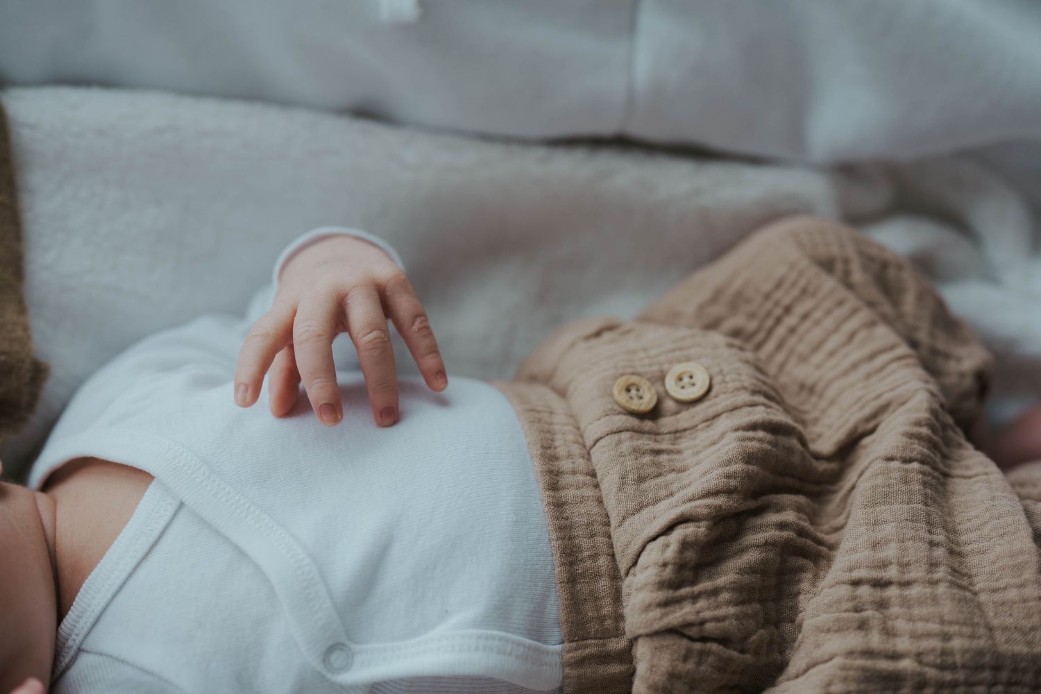 photographe bébé Pays de la Loire nouveau né à domicile. Naturelle, lumière douce elle représente une fratrie de garcons (des frères)