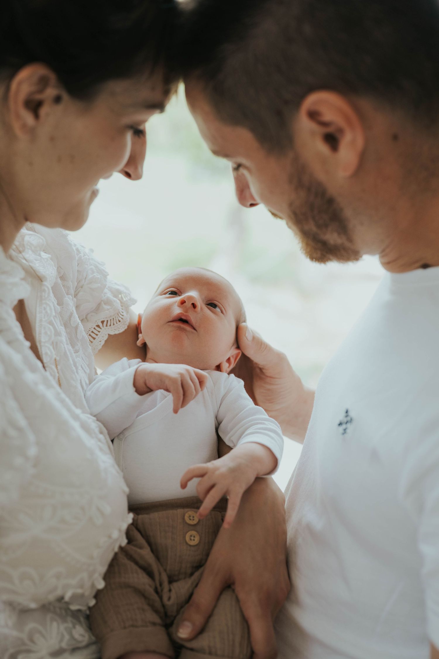 photographe famille Cholet séance photo nouveau né à domicile. Naturelle, lumière douce elle représente une fratrie de garcons (des frères)