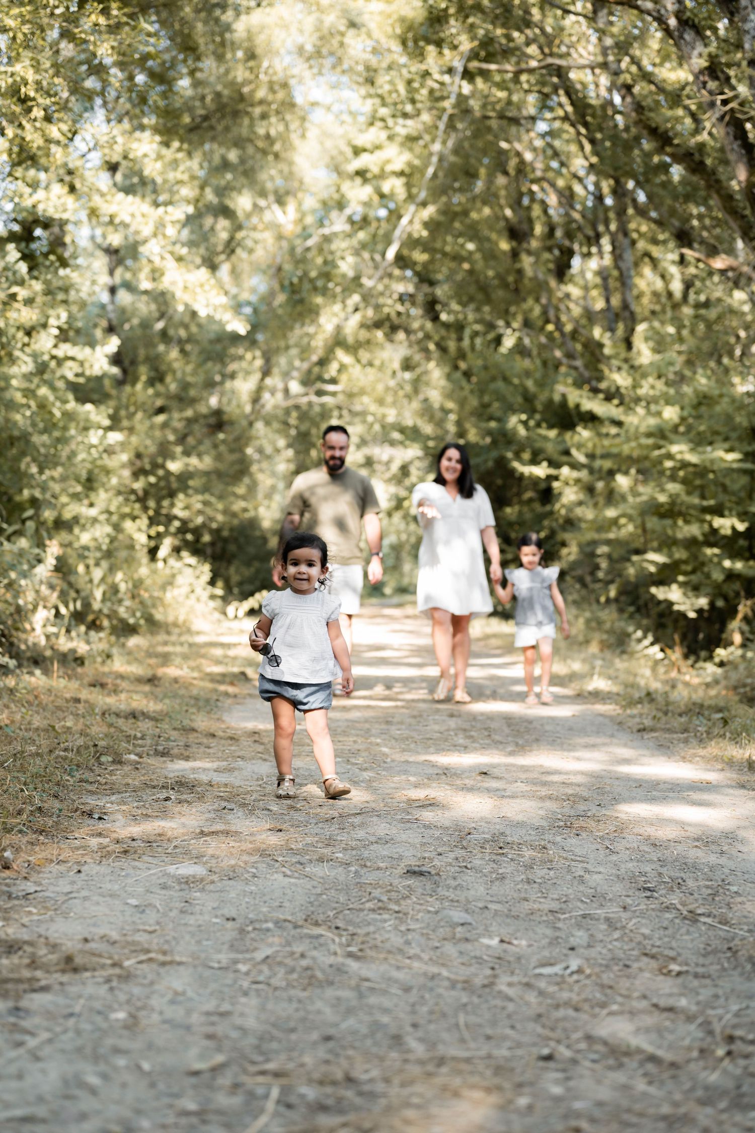 photographe famille Cholet séance photo de famille lifestyle, naturelle, avec deux enfants, dans la foret en été