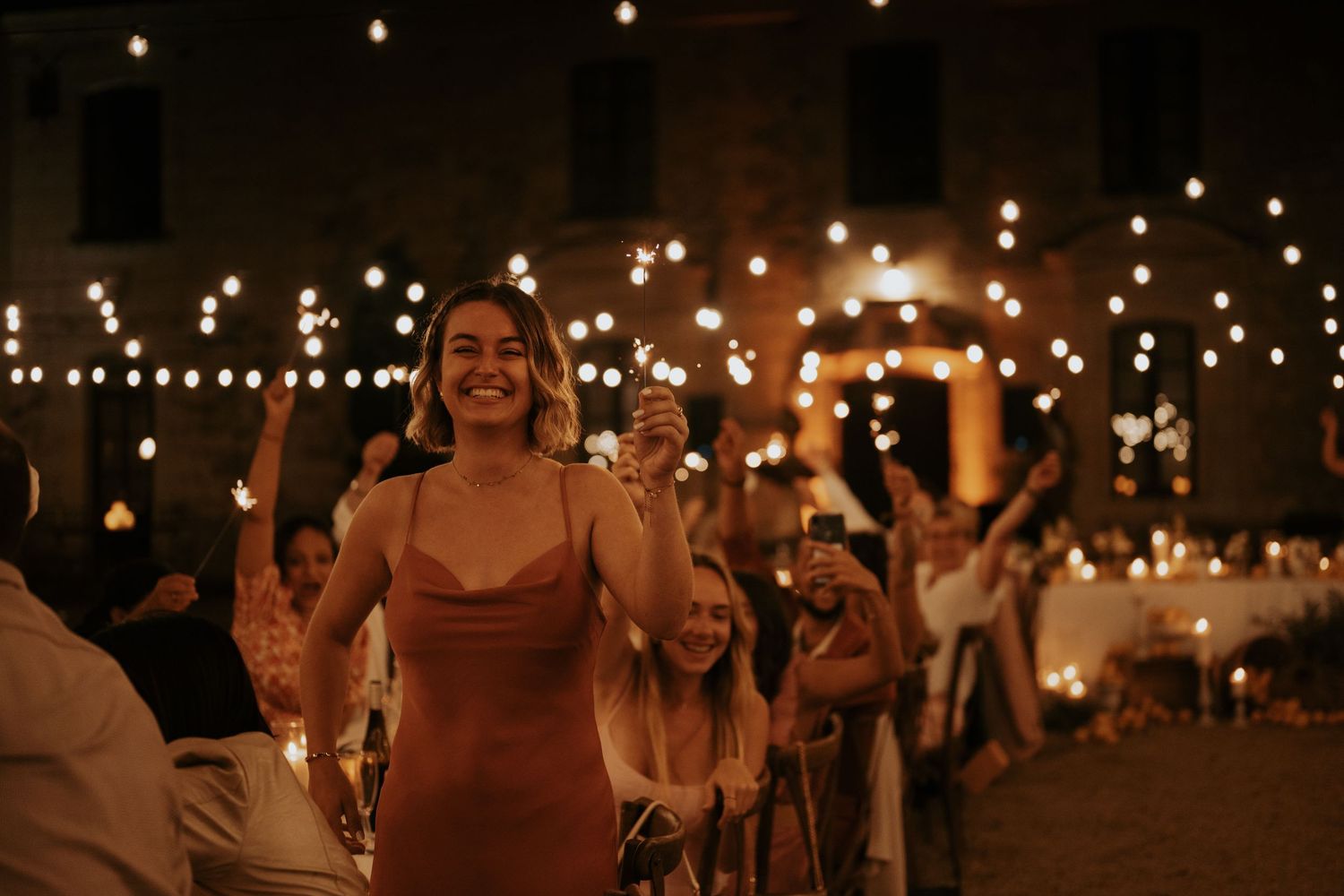 photographe mariage Angers Prieuré St Ellier Angers soirée de mariage en extérieur avec guirlandes lumineuses