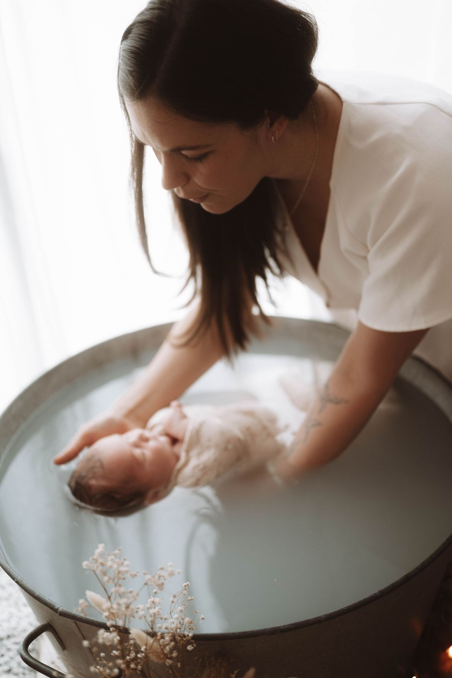 photographe nouveau-né Cholet bain enveloppé bébé à cholet cuve en zinc