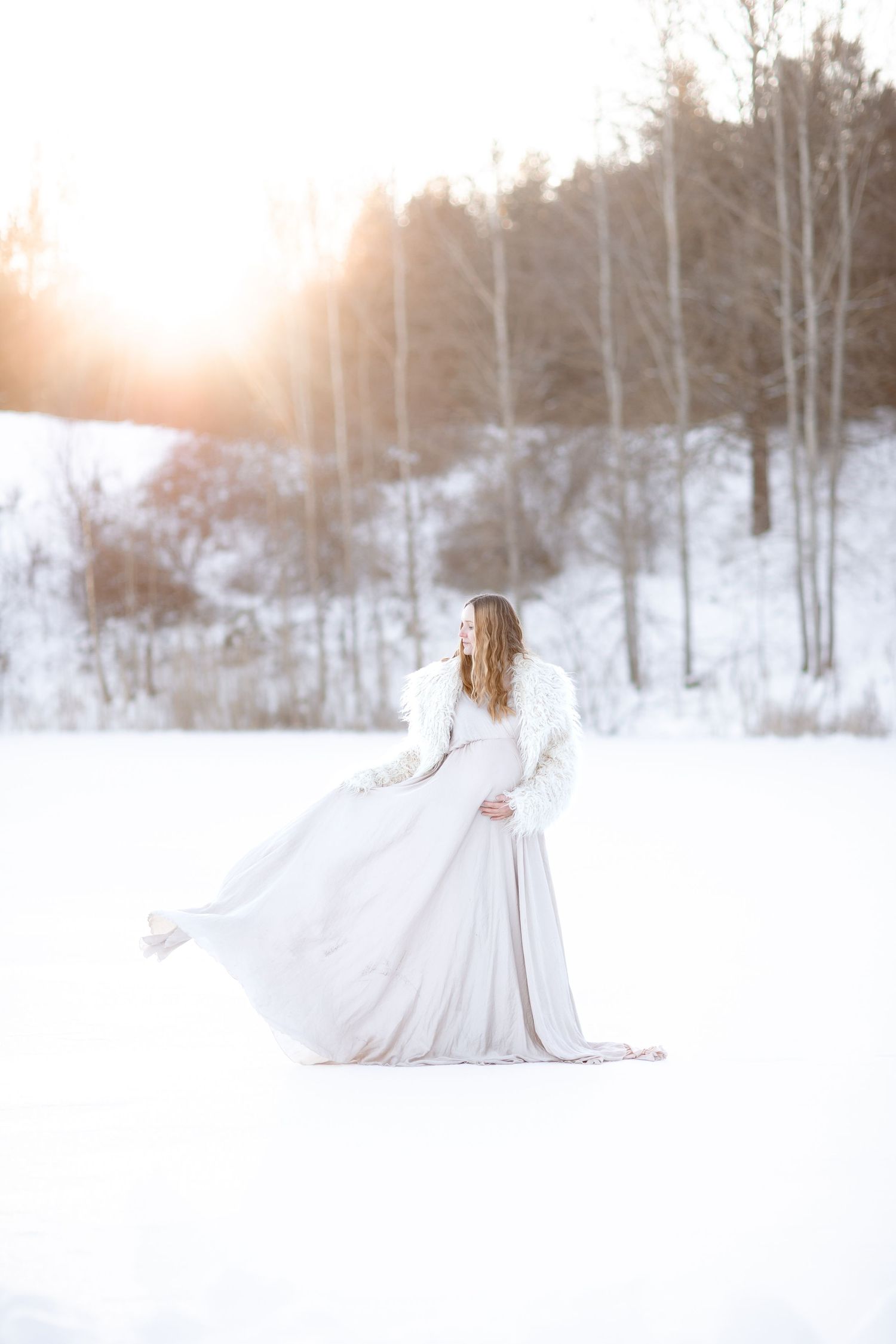 Gravidfotografering i magisk vinter. Fotografering i Linköping. Familjefotograf i Katrineholm. Vinterfotografering utomhus.