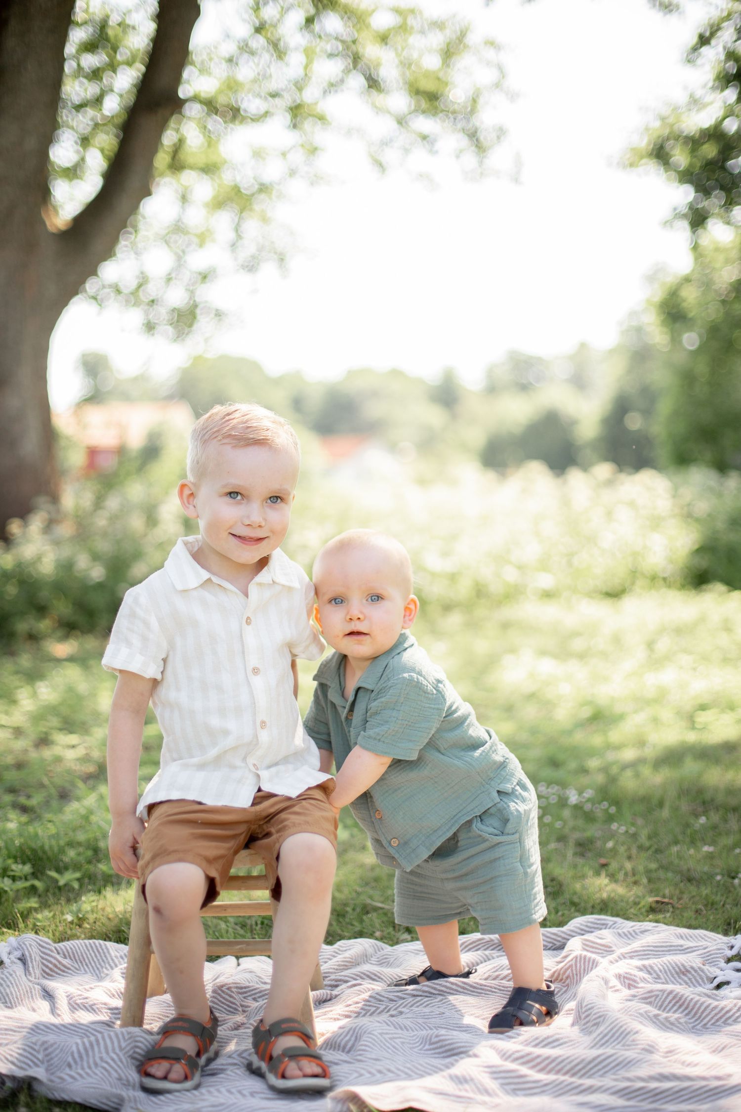 Glada barn ute i grönska. Familjefotograf i Katrineholm, Sörmland, Östergötland.