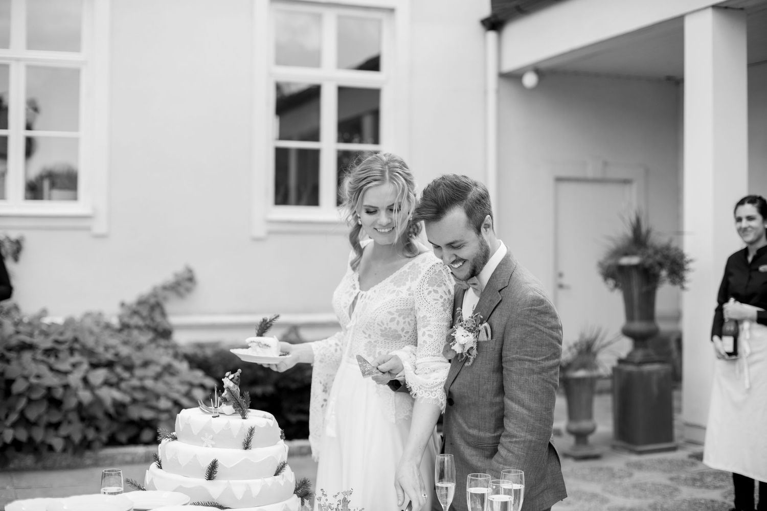 Brud och brudgum tar tårta under minglet. Bröllopsfotograf i Katrineholm.