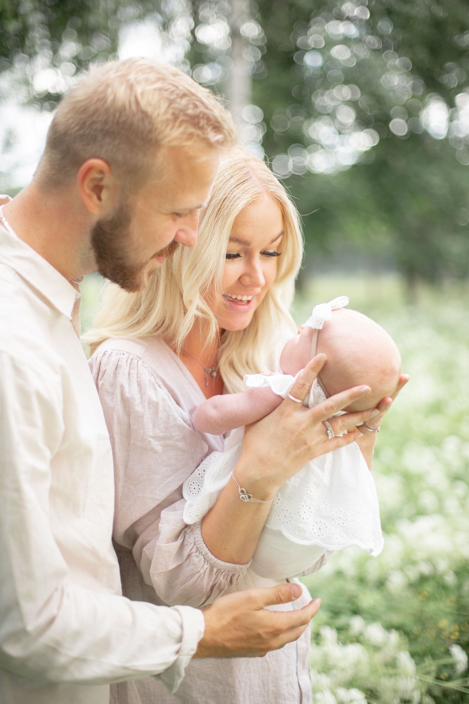 Nyföddfotografering utomhus i vacker sommargrön miljö. Familjefotograf i Katrineholm.