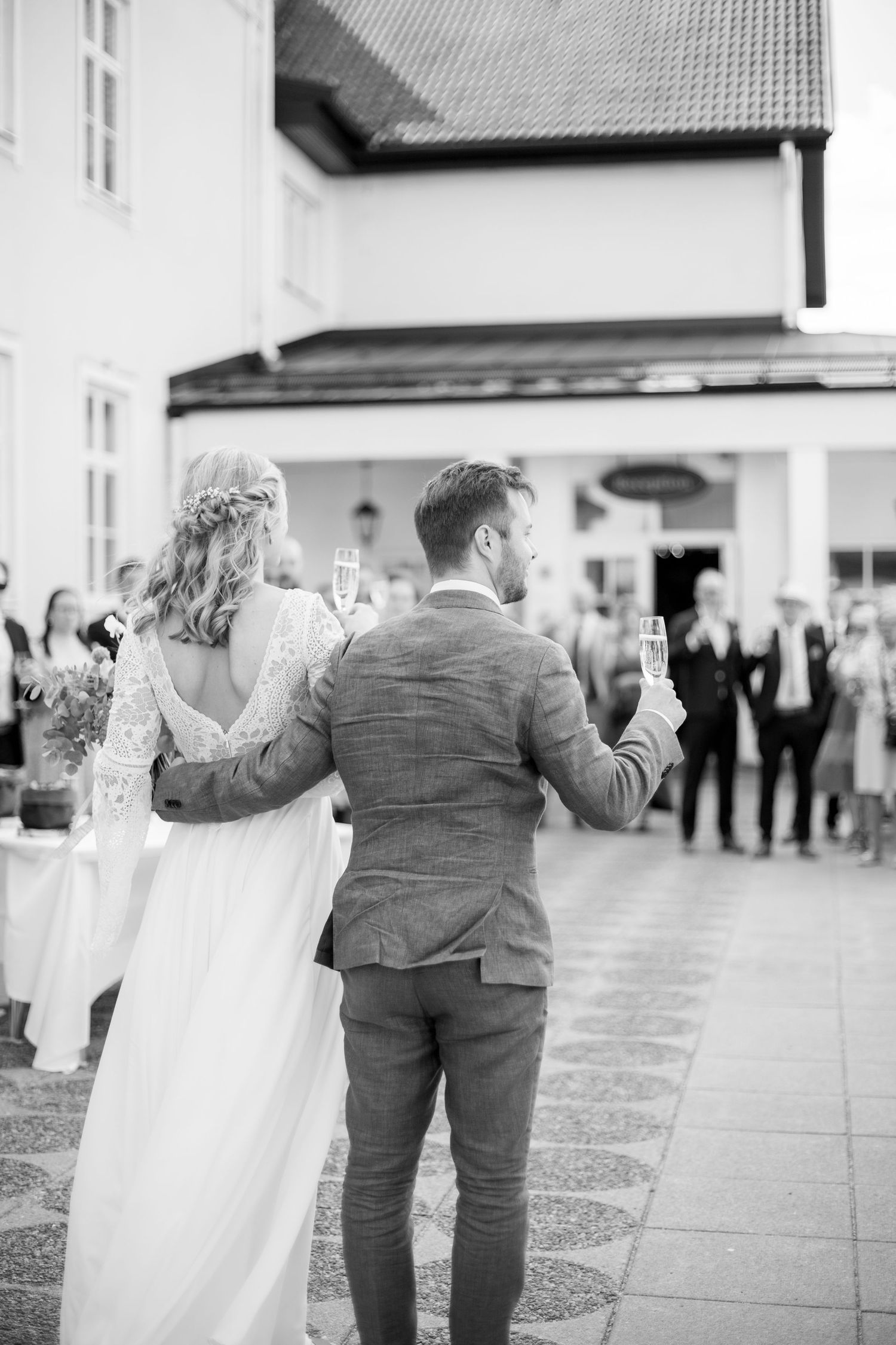 Brud och brudgum under brudskålen. Bröllopsfotografering i Vingåker. Jag är en bröllopsfotograf i Katrineholm.