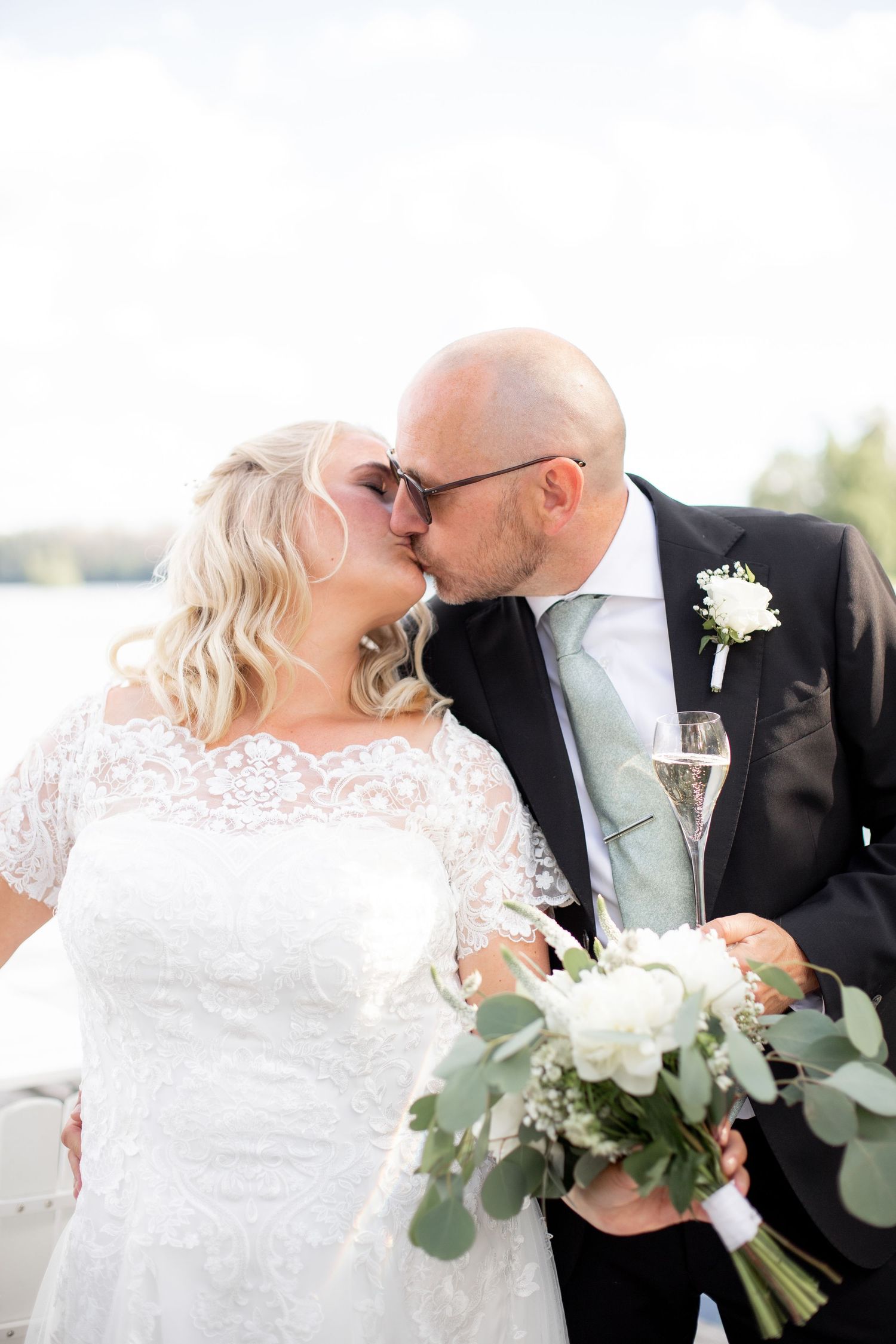 Jag är bröllopsfotograf i Katrineholm och fotograferar bröllop i hela sörmland / östergötland, bland annat Nyköping, Norrköping, Linköping.