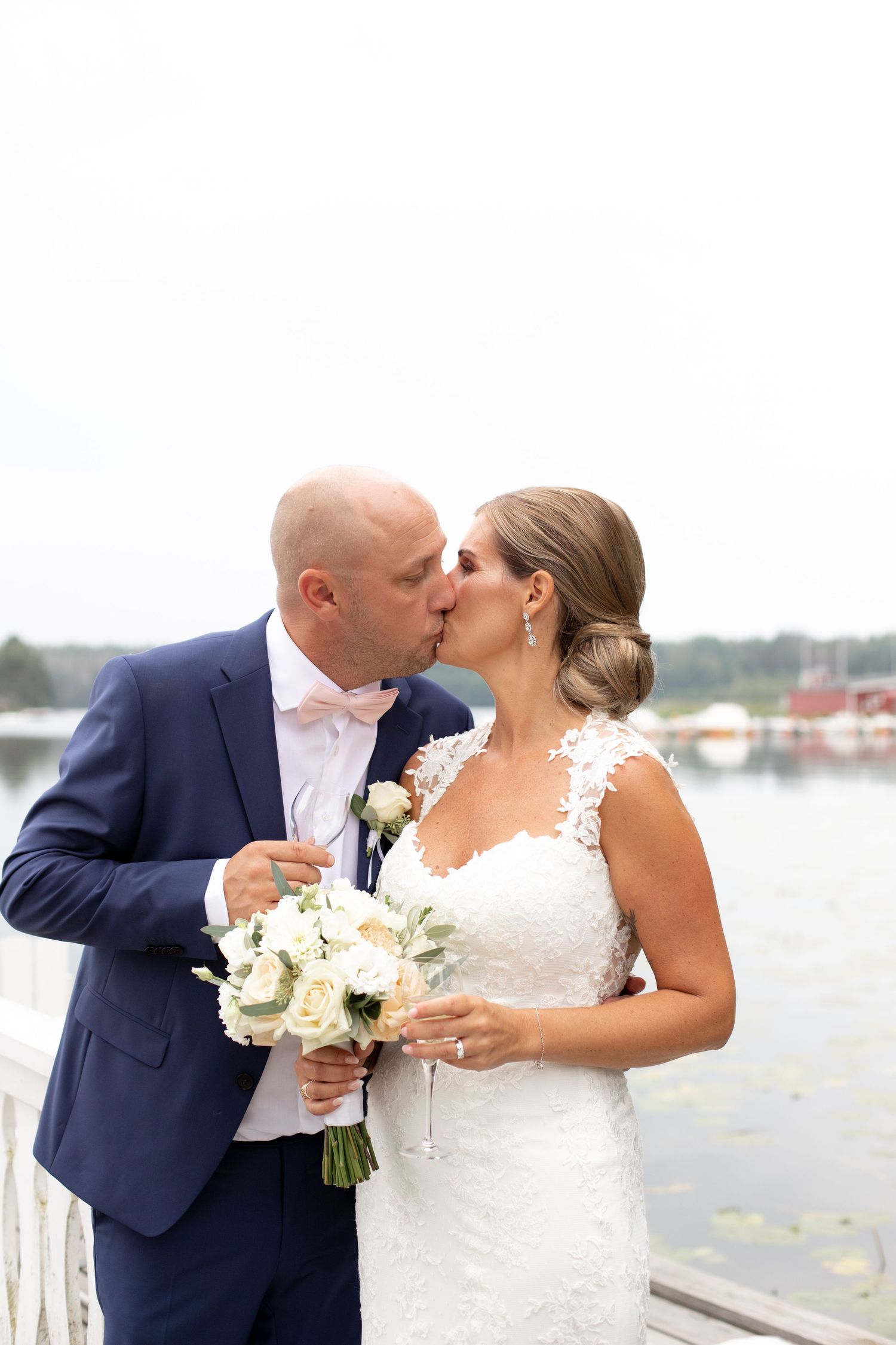 Bröllopsfotografering på Djulö herrgård i Katrineholm. Jag är en bröllopsfotograf med bas i Katrineholm men även i Sörmland och Östergötland