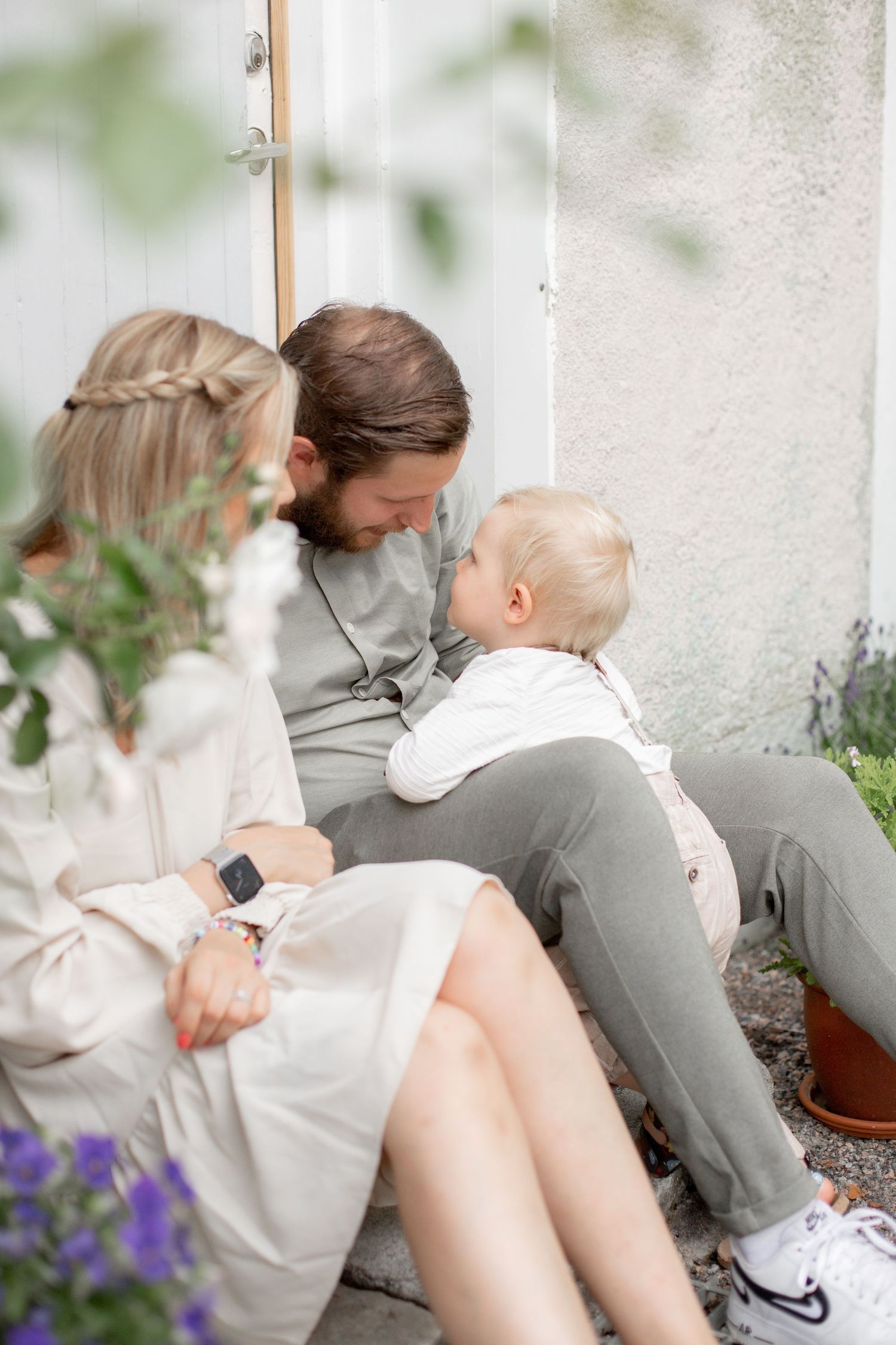 Familjefotografering i Katrineholm, mamma och pappa busar med barn.