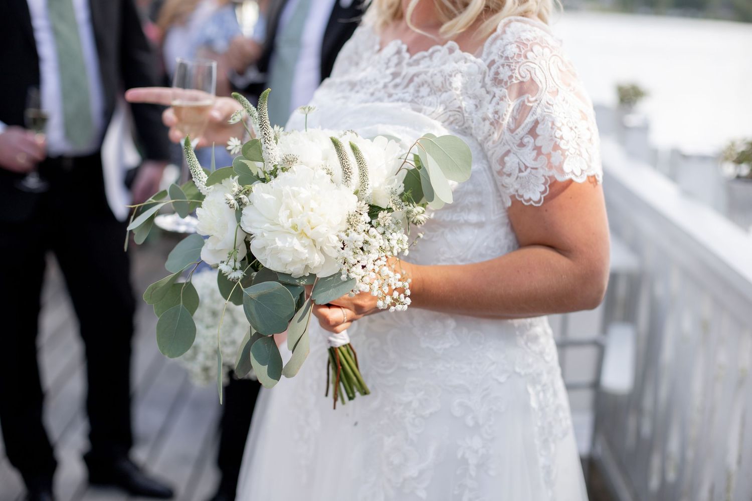 Bröllopsfotografering av brudbukett. Bröllopsfotograf i Katrineholm, Sörmland, Östergötland och i resten av Sverige.