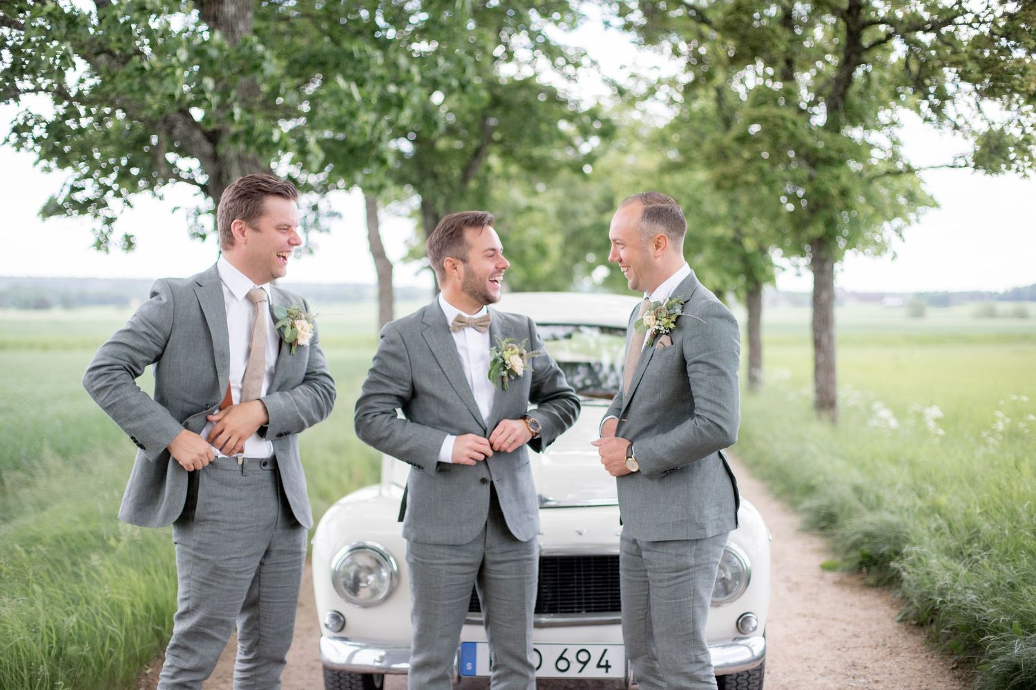 Bröllopsfotografering porträtt. Bröllopsfoto av brudgummen och hans följe. Bröllopsfotograf med utgångspunkt i Katrineholm.