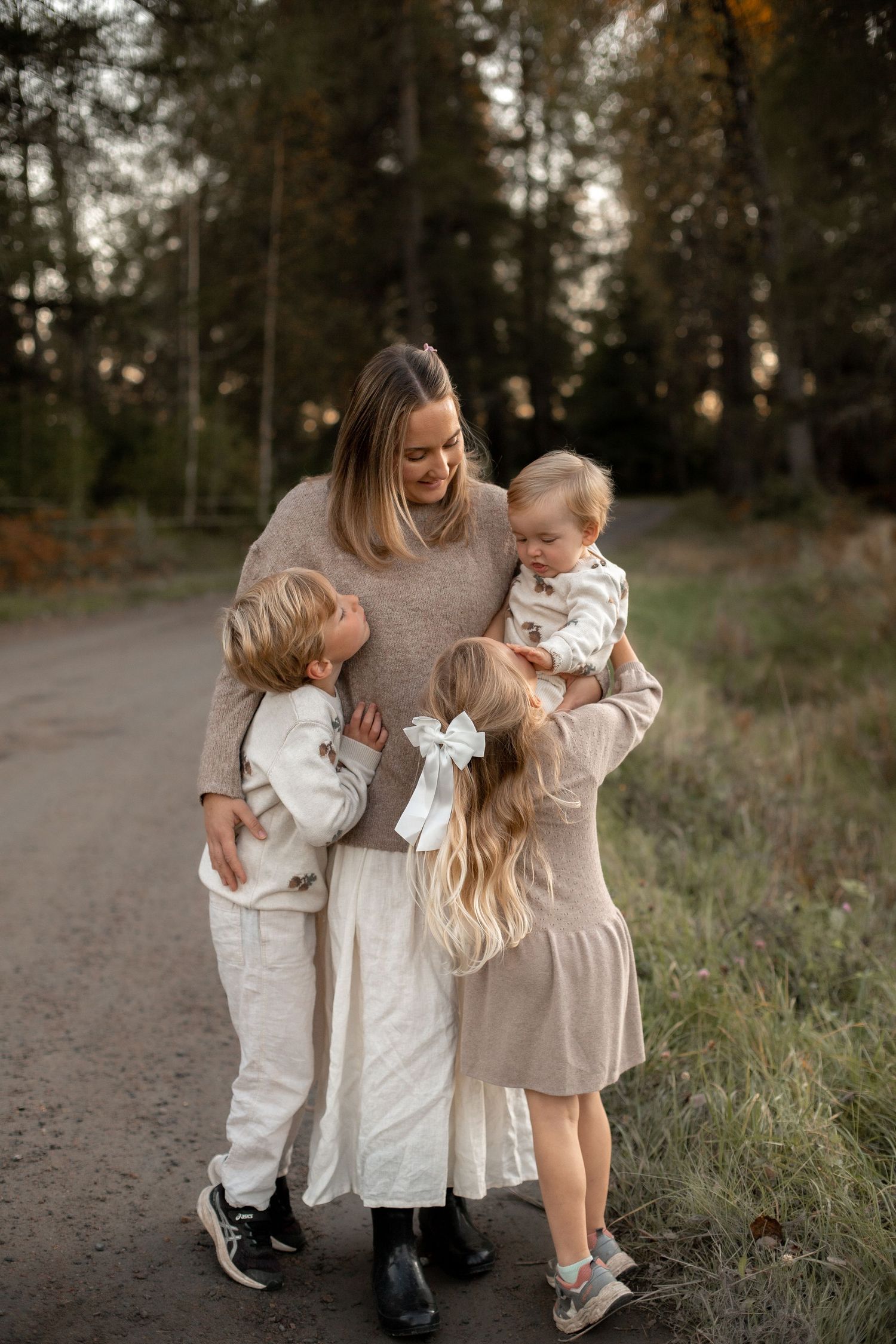 Fotograf i Katrineholm. Fotograferar bröllop, familj, gravid och företag.