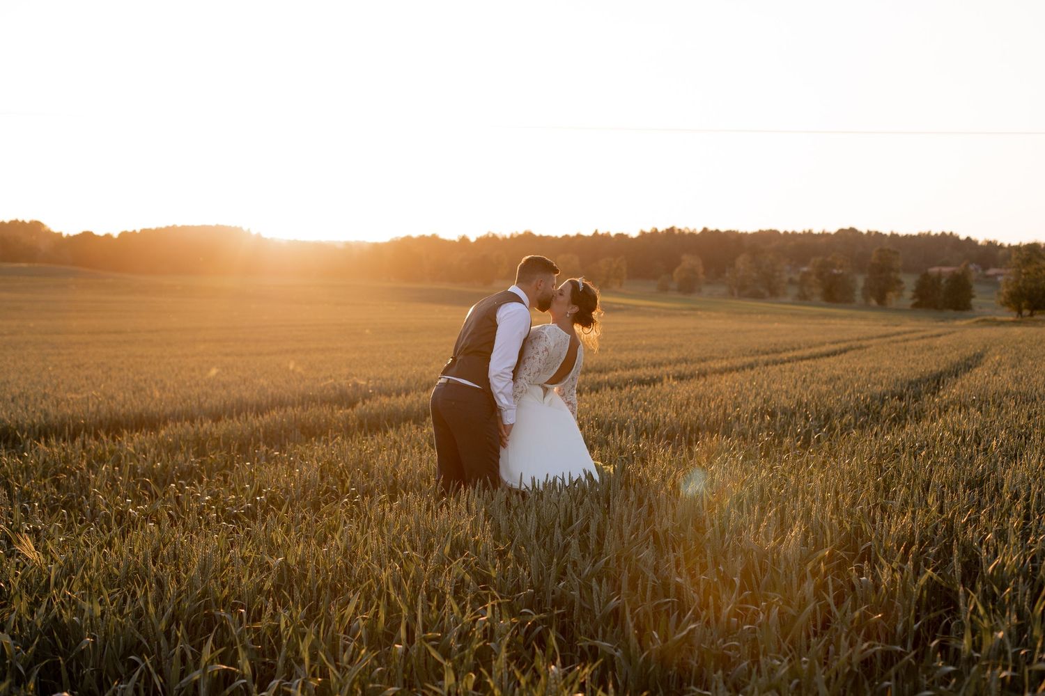 Bröllopsfotografering i solnedgång. Goldenhour på ett fält. Bröllopsfotografering i Sörmland. Bröllopsfotograf i Katrineholm