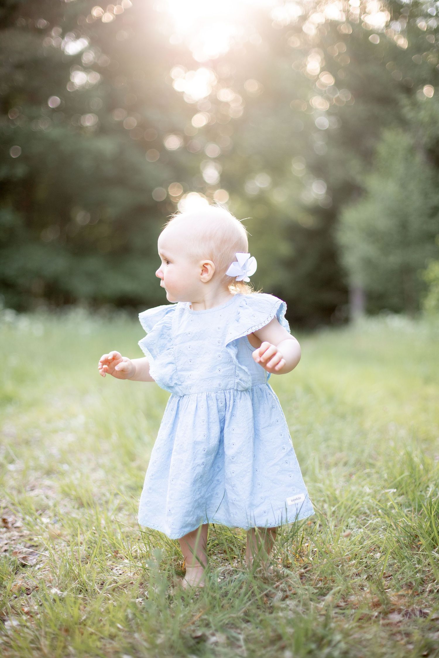 Liten tjej på promenad i grönska. Familjefotograf med utgångsläge i Katrineholm.