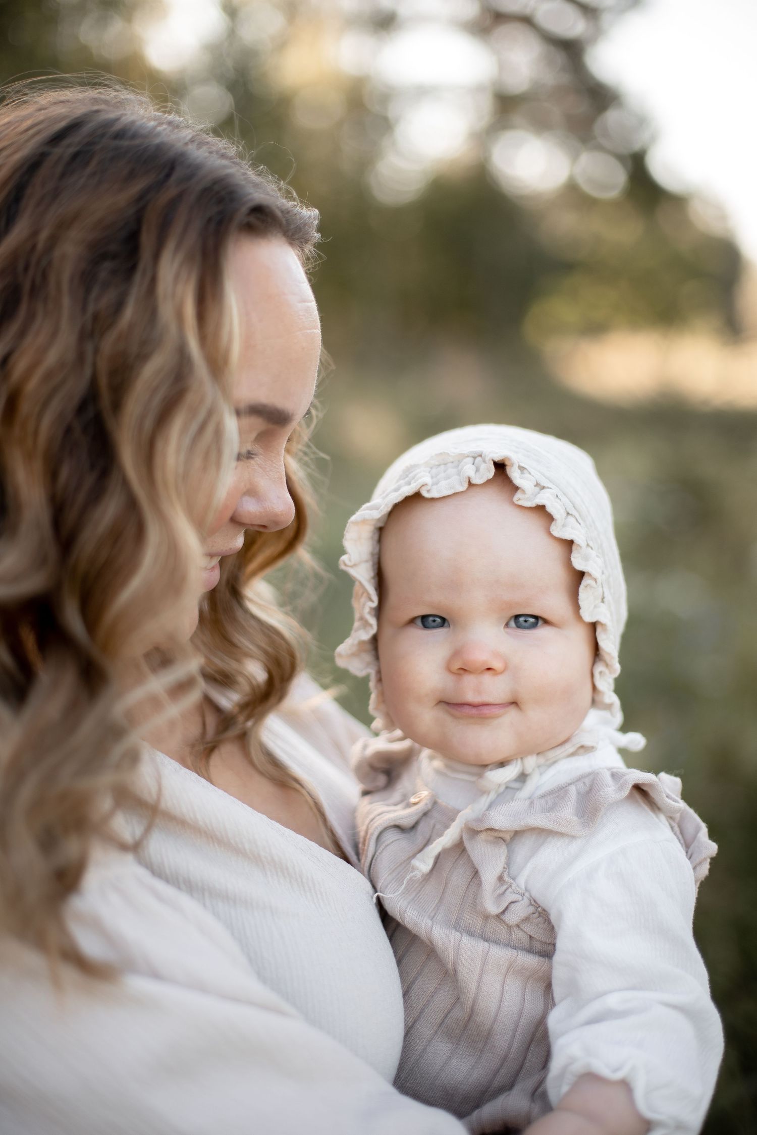 Mamma och dotter en septermbermorgon i vackert ljus. Familjefotograf i Katrineholm.
