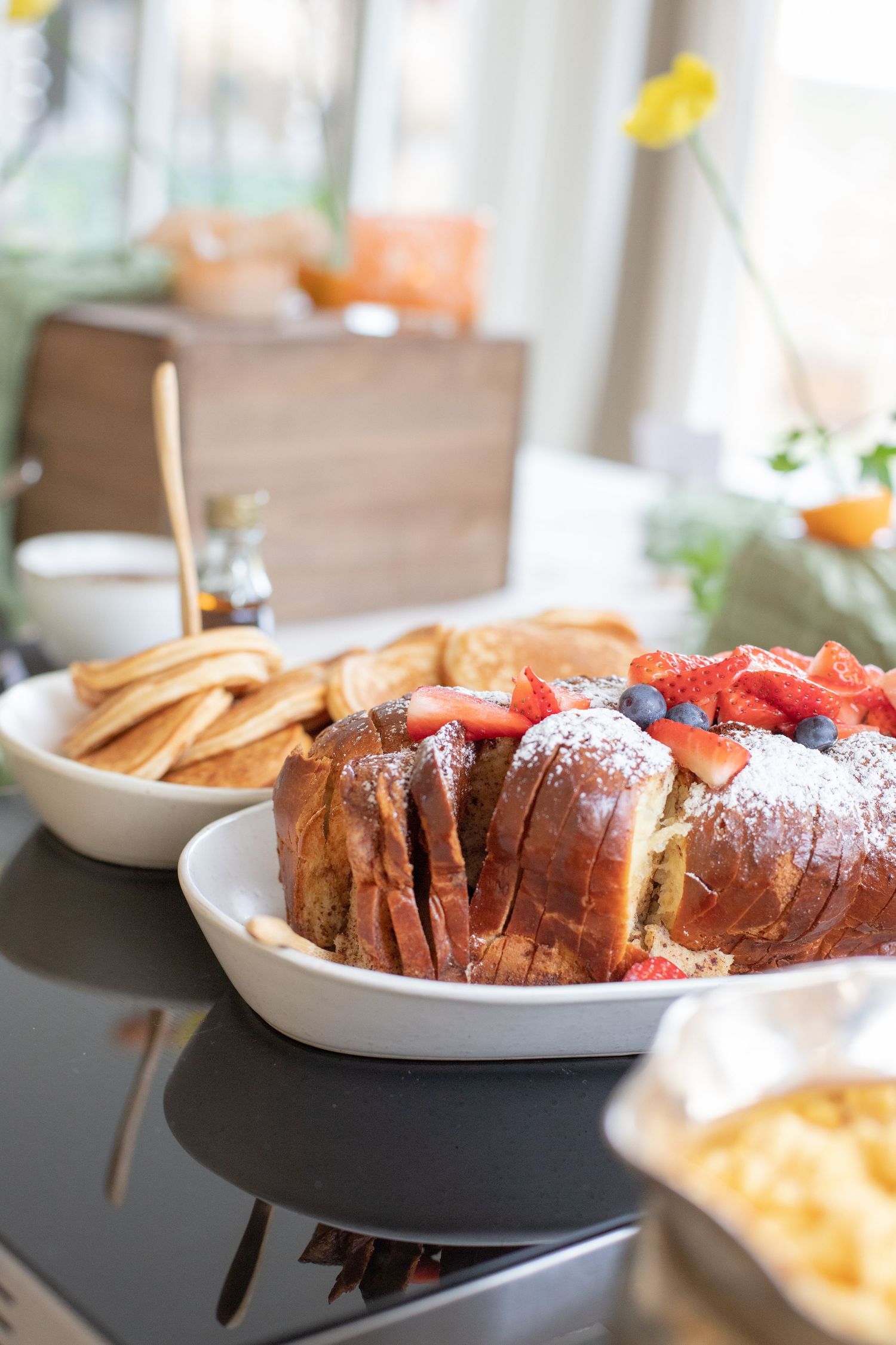 Företagsfotograf. Fotograf i Katrineholm. Buffé med pannkakor och gott bröd.