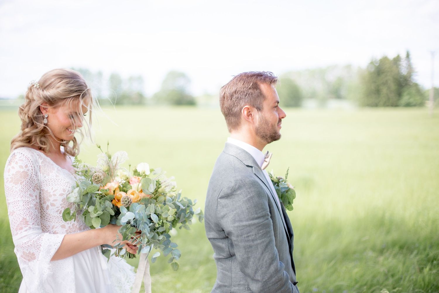 First look med nervös brud och brudgum. En solig junidag under en bröllopsfotografering i Vingåker.