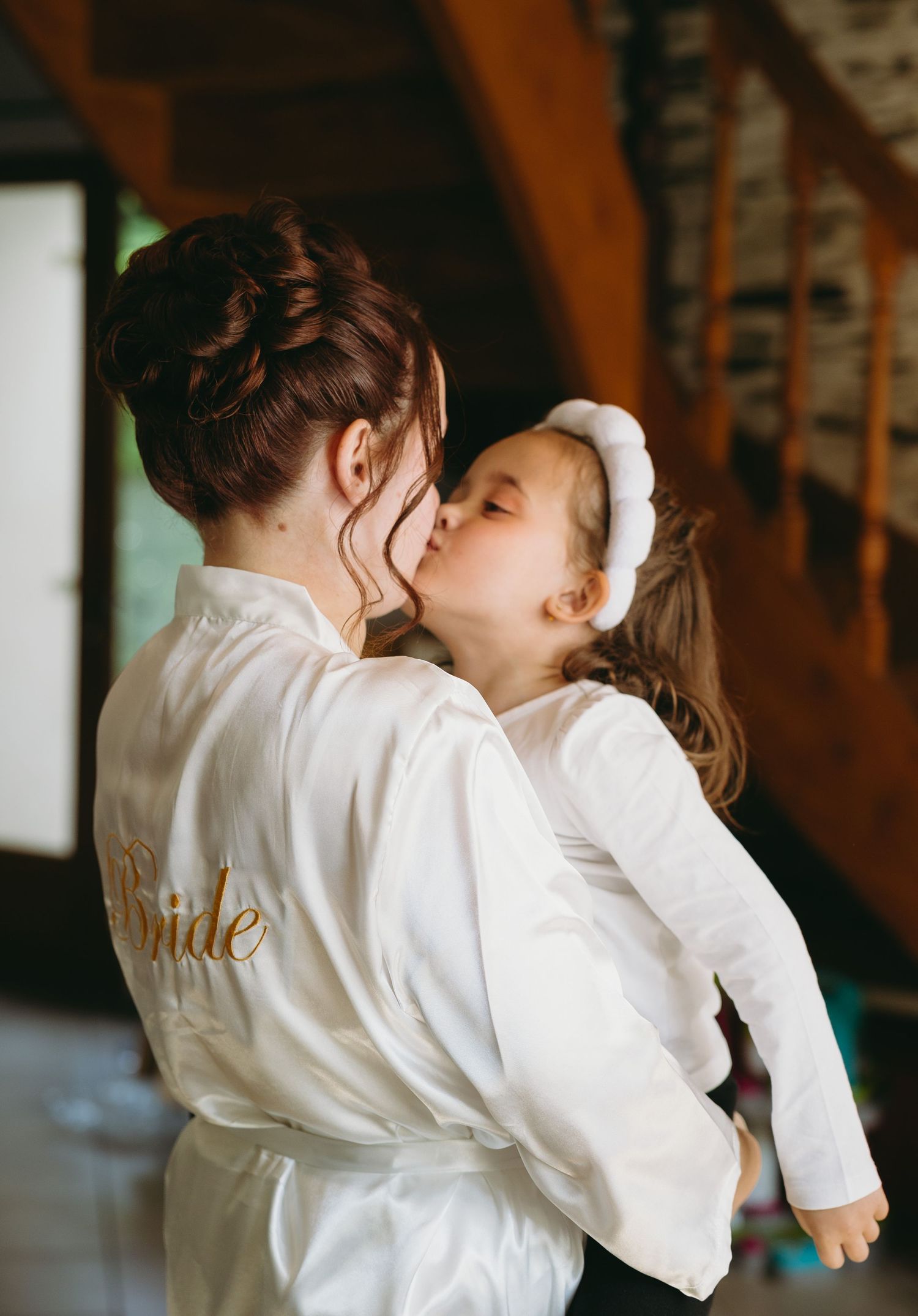 Préparatif de la mariée. moment tendre avec sa fille