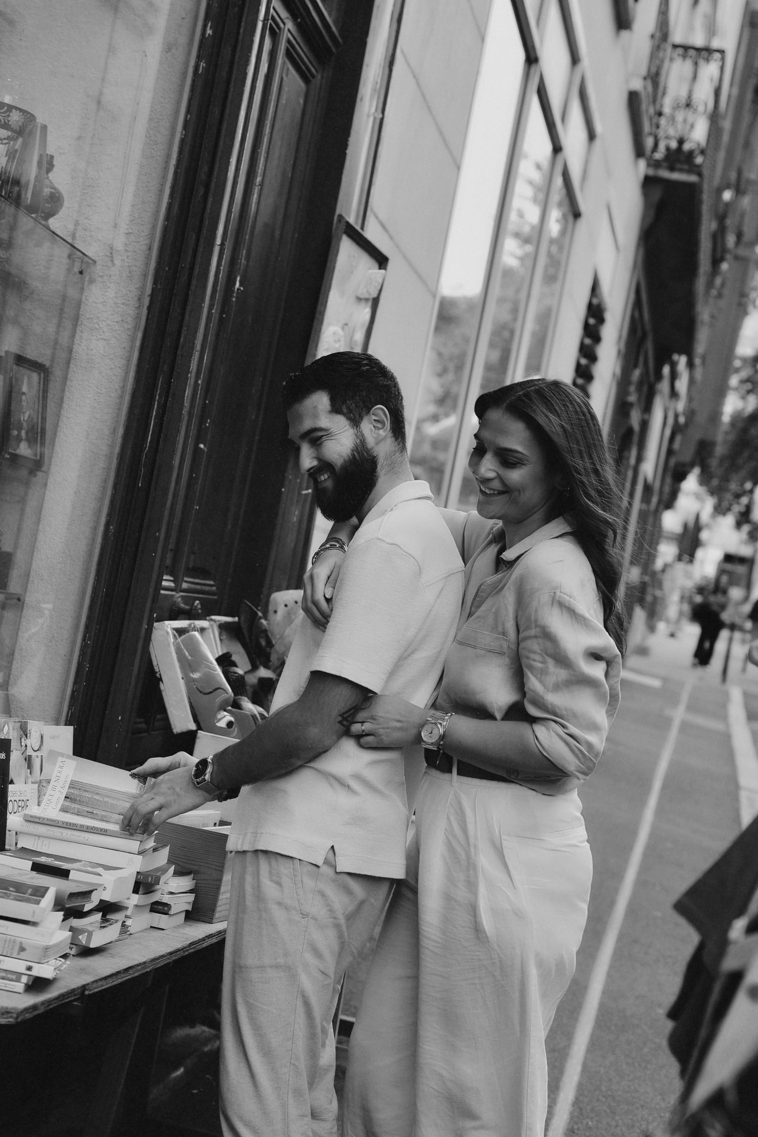 Photographie lifestyle d’un couple lors d’une séance d’engagement en Maine-et-Loire. Moments spontanés capturés