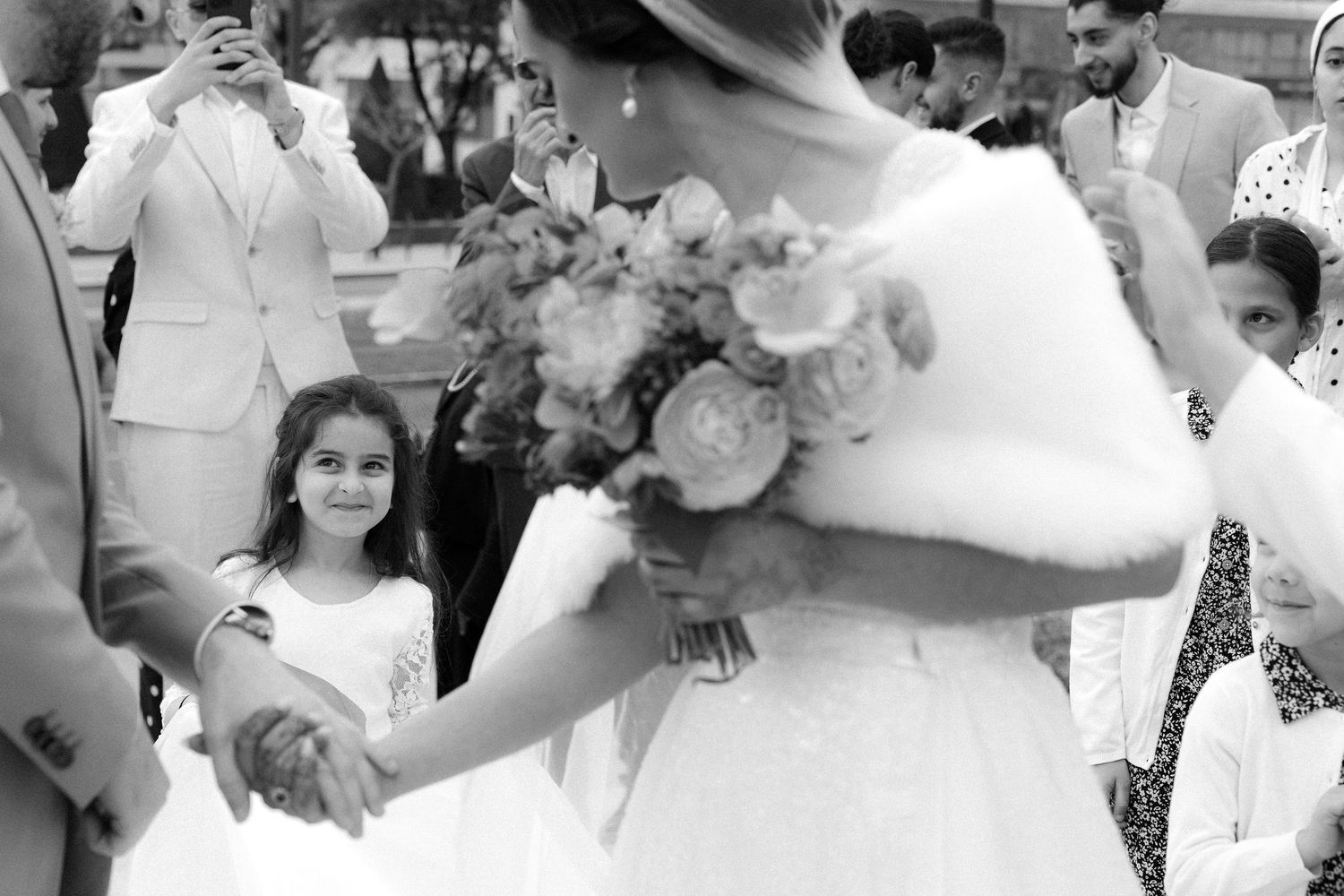 Mariage en extérieur avec invités rassemblés