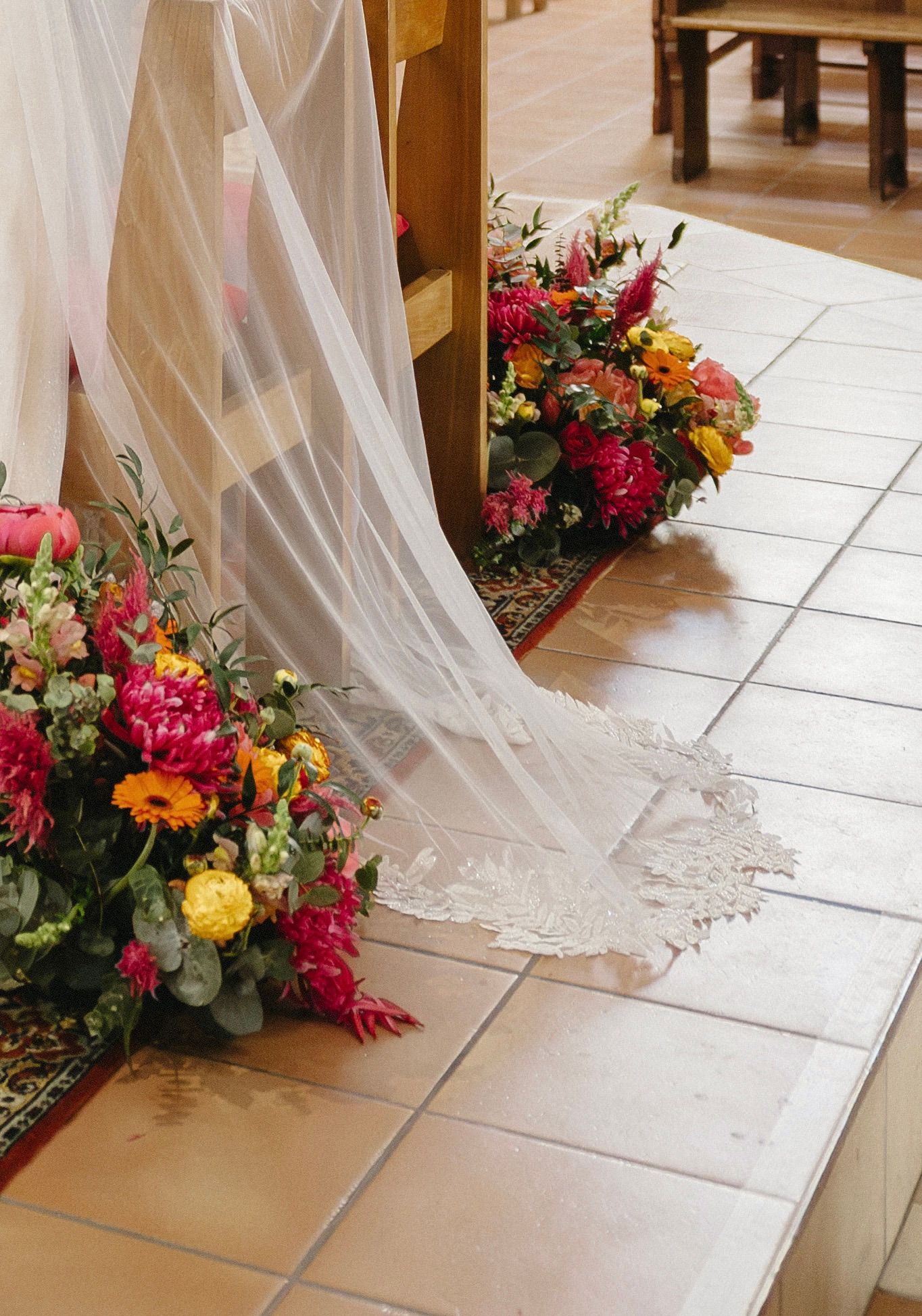 Cérémonie de mariage dans une église en pierre historique avec architecture en arcades à saint Barthélémy d'Anjou
