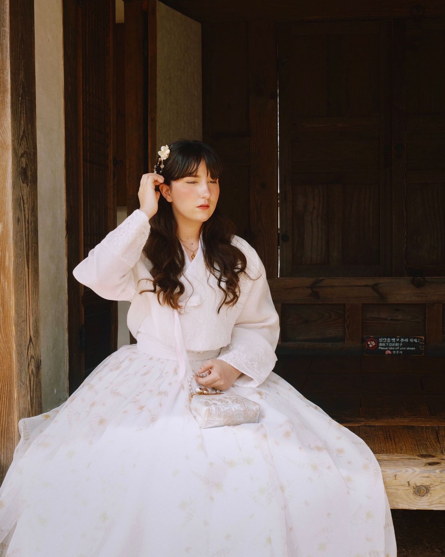 Robe blanche en dentelle avec tissu fluide dans un décor traditionnel, hanbok tenue traditionnel