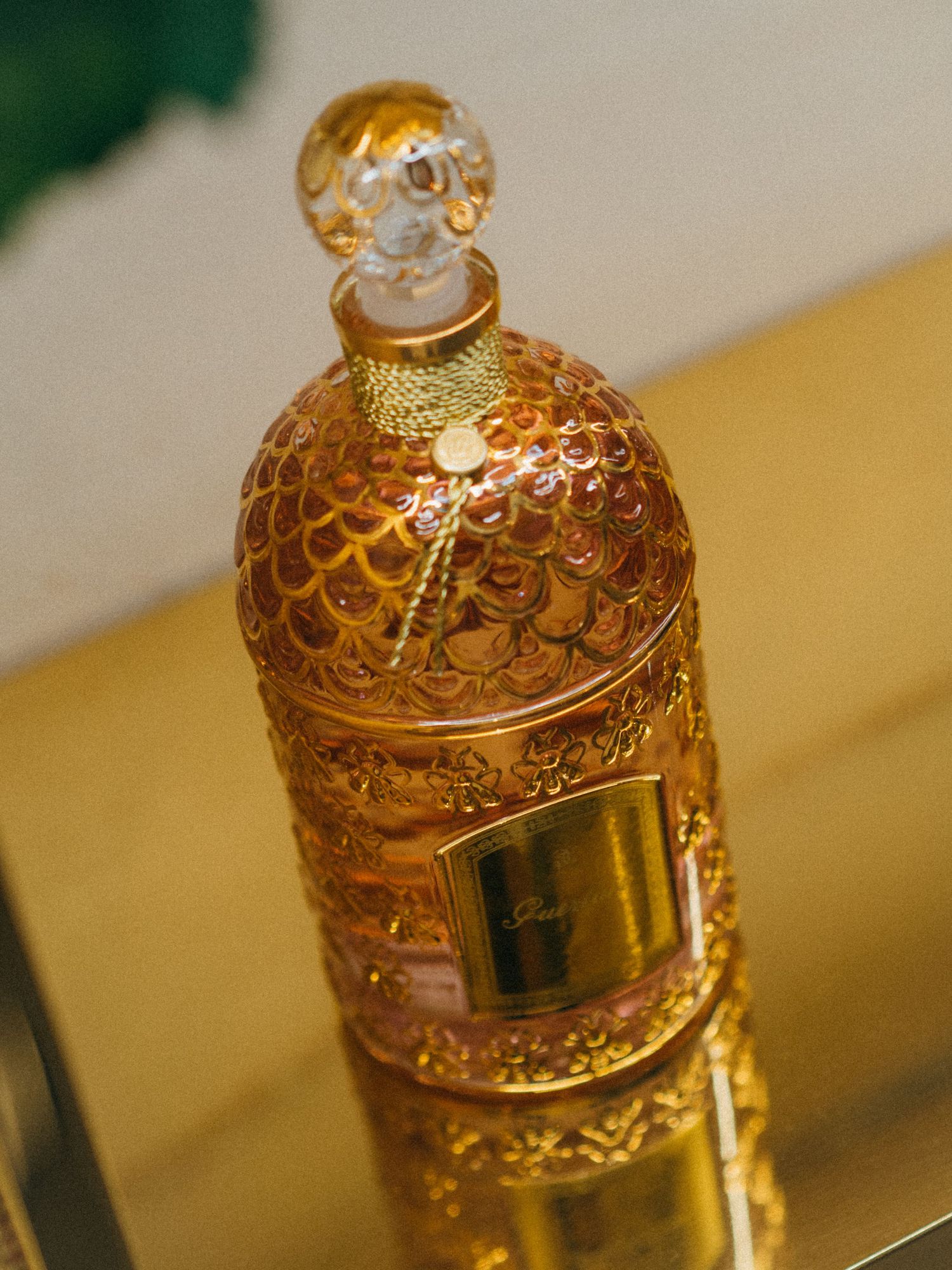 Photo artistique d’un flacon de parfum jouant avec la lumière et les transparences